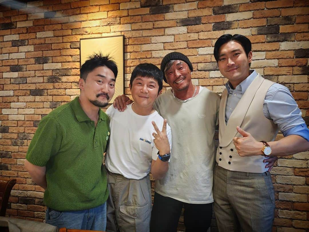 秋山成勲さんのインスタグラム写真 - (秋山成勲Instagram)「귀여운 동생들💪🍖🍻  @chosaeho  @siwonchoi  @dbqudwo333 #추성훈  #sexyama  #onechampionship」5月15日 9時27分 - akiyamachoo