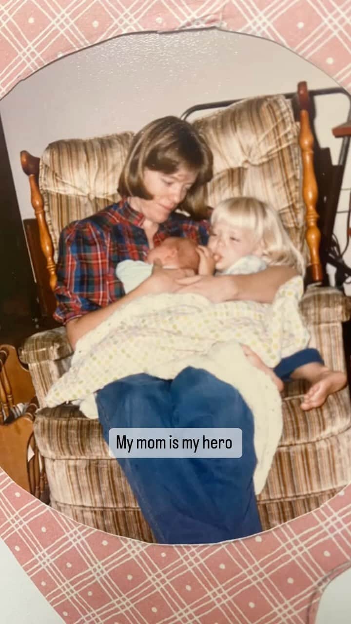 リンジー・スターリングのインスタグラム：「I love this song by @rachelplatten #girls #rqchelplatren #mothersday」