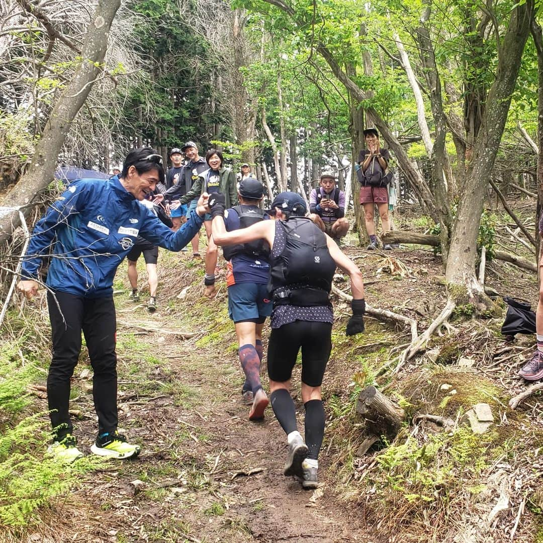 鏑木毅さんのインスタグラム写真 - (鏑木毅Instagram)「比叡山国際トレイルランには名物エイドがたくさんあるのもこの大会の魅力だと思います。 全盛期に 北米のウエスタン ステイツ100マイルズ に出場した時 デビルズサム というポイントで 悪魔の格好をした おじさんに応援してもらった時、 思わず笑ってしまい 苦しさを乗り越え 準優勝出来た経験があります。 トレイルランニングは祭りのような雰囲気が 最も似合うスポーツだと思います。 これからも皆さんにいろんな形で応援していただければと思います。 ありがとうございました！ #比叡山国際トレイルラン #比叡山延暦寺 #比叡山トレイルラン #比叡山インターナショナルトレイルラン #比叡山トレイル #トレラン好きな人と繋がりたい #トレイルランニング #トレイルランニングレース #tnfjp #goldwin #gontex #アスタビータースポーツ #essサングラス」5月15日 9時22分 - tsuyoshikaburaki