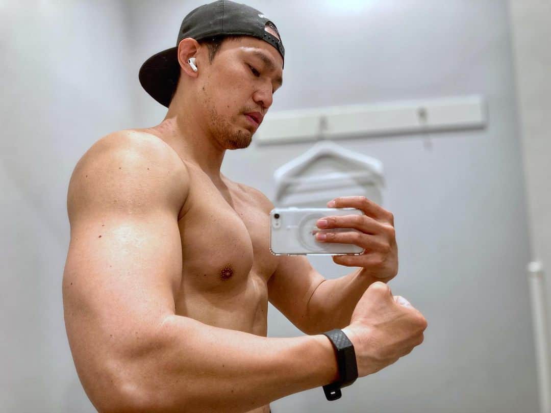 小柳心のインスタグラム：「体重は順調に落ちてるのよ。とりあえず6月2週目に向けてちゃんとやるのよ。 息抜きも大事よ。  #小柳心 #コヤナギシン #俳優 #脚本家 #workout #bodymake #training」