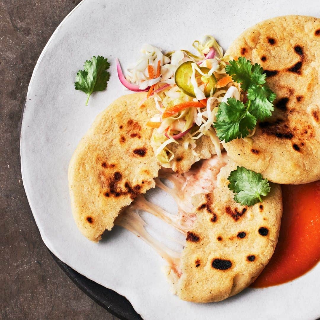 Food & Wineさんのインスタグラム写真 - (Food & WineInstagram)「Tender masa cakes are stuffed with creamy refried beans and melty mozzarella cheese in these popular Salvadoran Bean and Cheese Pupusas. Not only are they delicious but the dough is very forgiving and the pupusas are endlessly customizable though you may never want anything other than the original 😉. Get the recipe through the link in bio.   🫓: @chefevelyngarcia, 📸: @gregdupree, 🥄: @chelseaczimmer, 🍽: @cdaley7」5月15日 9時30分 - foodandwine