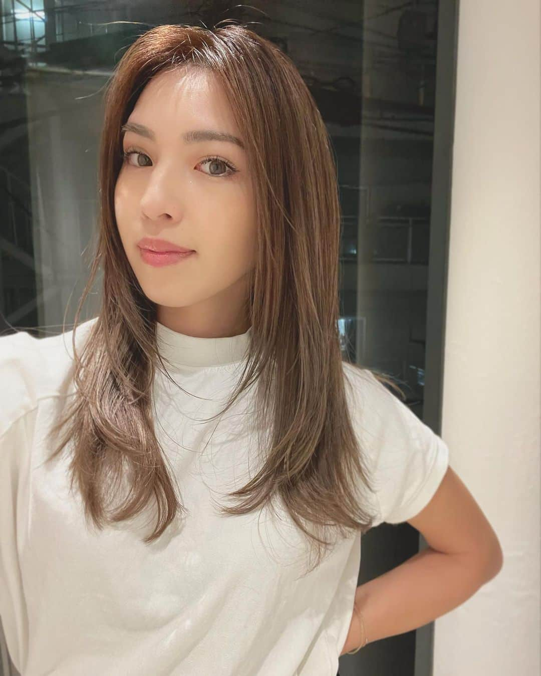 来夏さんのインスタグラム写真 - (来夏Instagram)「#💇🏽‍♀️ New Hair✨  M.slash 表参道店で @mslash_410 さんに 髪の悩みを聞いてもらって (ボリュームが多かったり、 いつも結局髪結んじゃうことが多いから、 何もせずにも動きのでるようにしたい. けど髪も結べるように..と😌) すごく軽く、動きがでるようになったよ😆✨  シトウさんのインスタ見ると 驚くほど皆んな髪悩み改善されてて とにかく可愛い😍  そして色が抜けてまだらになってしまってたカラーと、 今の気分が透明感のある暗めのブラウンにしたかったから @mslash.taro38 さんに  大満足のラテブラウンにしてもらいました😆🤎感動💯  お気に入りすぎてます🌼 ありがとうございました🫶  髪悩みのある方、そうでない方もぜひみてみて〜😉 @mslash_press   #mslash #hairsalon #たろカラ #レイヤーカット #layerhaircut  #haircolor」5月15日 9時34分 - rairairaika