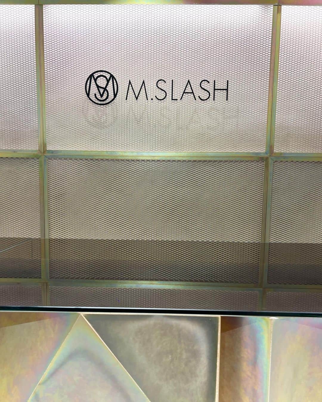 来夏さんのインスタグラム写真 - (来夏Instagram)「#💇🏽‍♀️ New Hair✨  M.slash 表参道店で @mslash_410 さんに 髪の悩みを聞いてもらって (ボリュームが多かったり、 いつも結局髪結んじゃうことが多いから、 何もせずにも動きのでるようにしたい. けど髪も結べるように..と😌) すごく軽く、動きがでるようになったよ😆✨  シトウさんのインスタ見ると 驚くほど皆んな髪悩み改善されてて とにかく可愛い😍  そして色が抜けてまだらになってしまってたカラーと、 今の気分が透明感のある暗めのブラウンにしたかったから @mslash.taro38 さんに  大満足のラテブラウンにしてもらいました😆🤎感動💯  お気に入りすぎてます🌼 ありがとうございました🫶  髪悩みのある方、そうでない方もぜひみてみて〜😉 @mslash_press   #mslash #hairsalon #たろカラ #レイヤーカット #layerhaircut  #haircolor」5月15日 9時34分 - rairairaika