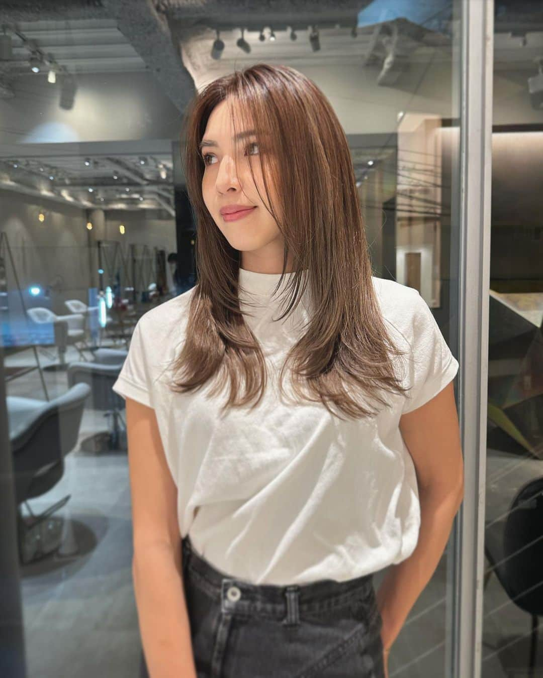 来夏さんのインスタグラム写真 - (来夏Instagram)「#💇🏽‍♀️ New Hair✨  M.slash 表参道店で @mslash_410 さんに 髪の悩みを聞いてもらって (ボリュームが多かったり、 いつも結局髪結んじゃうことが多いから、 何もせずにも動きのでるようにしたい. けど髪も結べるように..と😌) すごく軽く、動きがでるようになったよ😆✨  シトウさんのインスタ見ると 驚くほど皆んな髪悩み改善されてて とにかく可愛い😍  そして色が抜けてまだらになってしまってたカラーと、 今の気分が透明感のある暗めのブラウンにしたかったから @mslash.taro38 さんに  大満足のラテブラウンにしてもらいました😆🤎感動💯  お気に入りすぎてます🌼 ありがとうございました🫶  髪悩みのある方、そうでない方もぜひみてみて〜😉 @mslash_press   #mslash #hairsalon #たろカラ #レイヤーカット #layerhaircut  #haircolor」5月15日 9時34分 - rairairaika