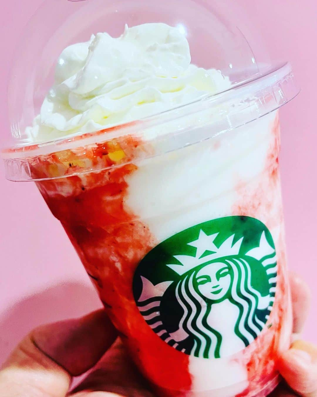 IZAMのインスタグラム：「またスタバの新作を飲んだ☺️🍓✨  メロン🍈のも美味しかったけど、個人的にはコチラの🍓いちごちゃんの方かま甘さが控えめで好きかも☺️🍓✨  #starbacks  #STARBACKS #スタバ #新作 #すたば新作  #IZAM #izam #SHAZNA #shazna」