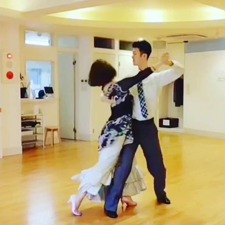 清水まり子さんのインスタグラム写真 - (清水まり子Instagram)「社交ダンスのタンゴに夢中。いよいよ激しさが増してきて楽しい！ #社交ダンス #タンゴ #タンゲーラ  #takayukienokida #mariko  #resillience  #liberalarts  #becoming  #激しいダンス  #感謝の気持ちでいっぱいです  #thankyou」5月15日 9時40分 - mariko1205shimizu