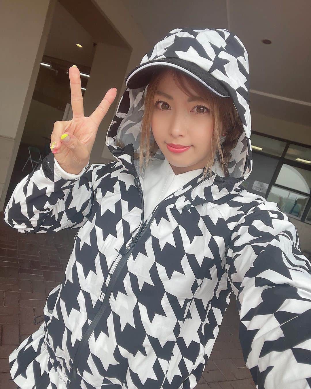 あおい夏海さんのインスタグラム写真 - (あおい夏海Instagram)「雨ゴルフ、テンション下がったけど、 ラウドマウスのレインウェアかわいくてテンション上がった🫶😍😍  @loudmouth_japan_official  @otalmg  @loudmouth    #レインウェア #ラウドマウス #ゴルフ女子 #雨ゴルフ  #ゴルフウェア  #ゴルフコーデ  #LMGINZA」5月15日 9時42分 - natsumi.aoi