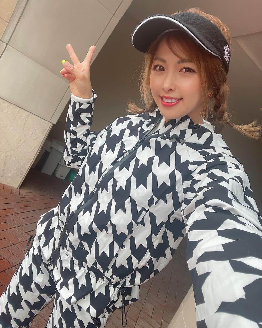 あおい夏海さんのインスタグラム写真 - (あおい夏海Instagram)「雨ゴルフ、テンション下がったけど、 ラウドマウスのレインウェアかわいくてテンション上がった🫶😍😍  @loudmouth_japan_official  @otalmg  @loudmouth    #レインウェア #ラウドマウス #ゴルフ女子 #雨ゴルフ  #ゴルフウェア  #ゴルフコーデ  #LMGINZA」5月15日 9時42分 - natsumi.aoi
