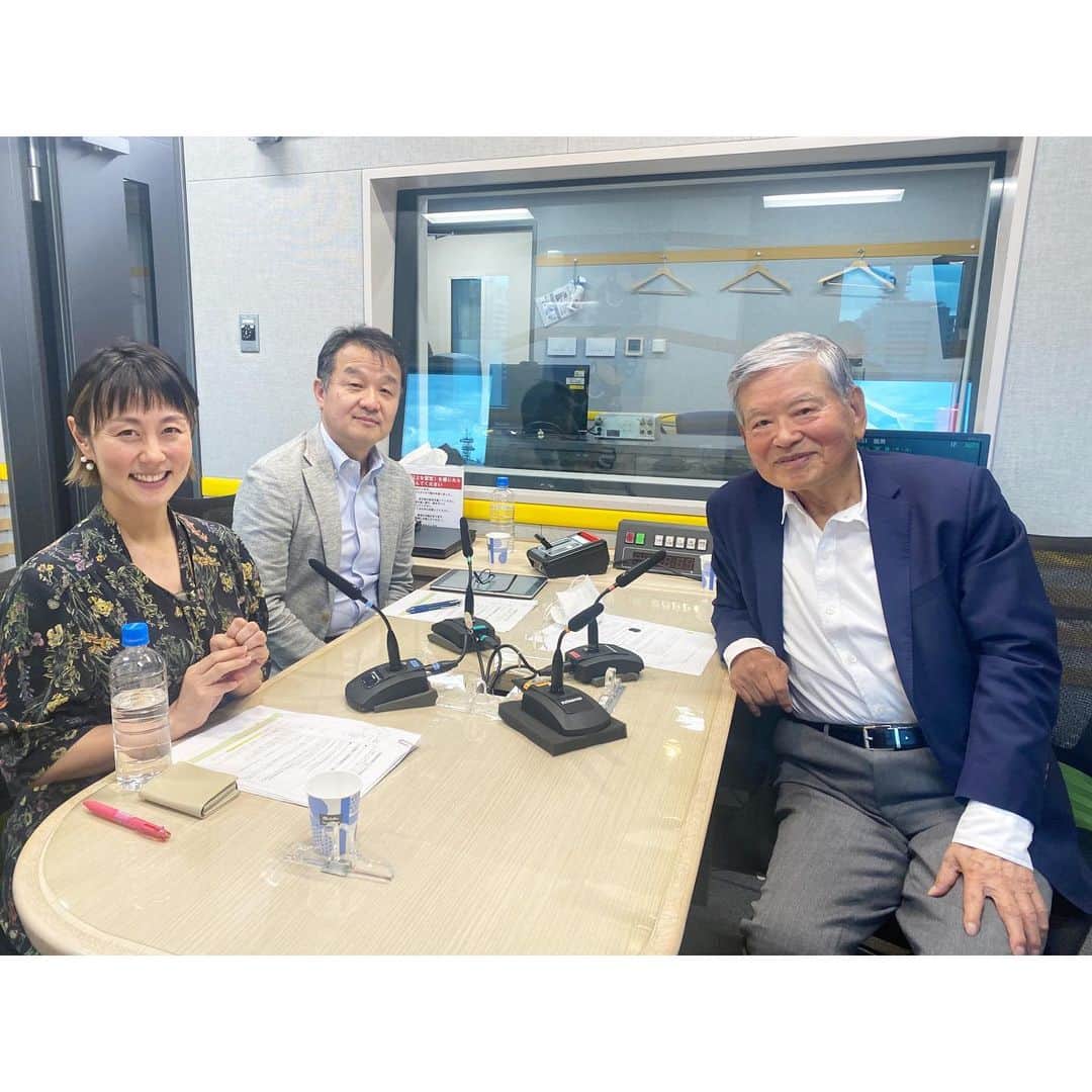 新井麻希のインスタグラム：「* ついに〜〜〜👨‍✈️😍😍😍  「武智幸徳のピッチの空耳」 毎月第3、第4月曜日の午後6時から、ラジオNIKKEIにて放送しています📻⚽️  今日5月15日、まさにJリーグが開幕して30周年の特別な年の記念日。  ゲストは、Jリーグの生みの親  川淵三郎さんです！！！！  なぜプロリーグを作ったのか、そしてあの開幕宣言の誕生話から、ブームの後下火になった時にどういうアプローチだったのか…  衝撃的なインパクトのあるご自身の経験と、その気持ちの継続が何よりも力になってらっしゃると思いました。  「夢があるから、強くなる」  と、色紙にお書きになっていました。  めちゃくちゃかっこよかった。。😭  ピッチの空耳も、5月の放送分を持ちまして、産休に入らせて頂きます。代打は、私の大切な悪友（笑）に代わってもらう予定です。またアナウンスさせて頂きますね🥰  #ピッチの空耳」