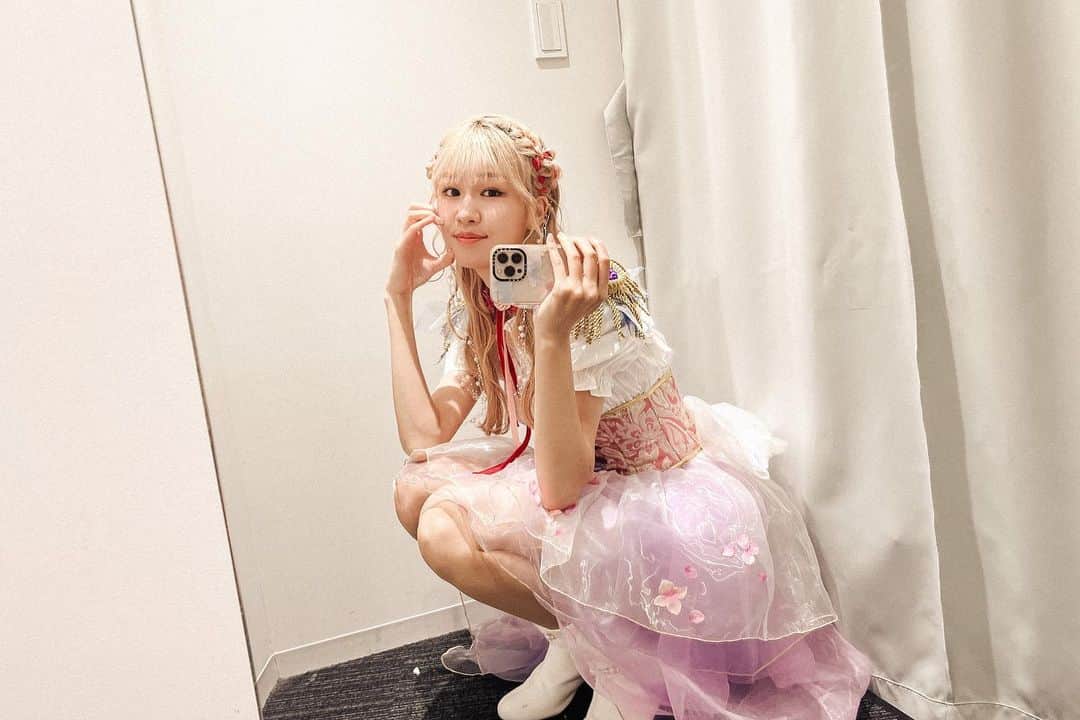 浅場佳苗のインスタグラム：「"MAJESTIC LIVE -half anniversary-" ありがとうございました！🦋  ルイゼットのシンガーとして、 個性豊かな王様、ダンサーさん、 ユアマジェ愛に溢れるスタッフさん、 そして、親愛なる小役人さんとみんなで、 ハーフアニバーサリーをお祝いできて、 一緒にライブをとことん楽しめて、 とってもとっても幸せでした.. ！🥲✨  昼の部では"New world, New me""Floraison"を、 夜の部ではハーフアニバーサリーの新曲、 "Crowned Hope""Fontaine de justice"と、 アンコールで"New world,New me"を、 歌わせていただきました💐  楽しんでいただけましたか？？🌹  これからもあなたと手を繋いで、 ユアマジェスティの世界をもっともっと、 冒険していけますように！🎀  素敵な時間をありがとうございました🫶💜  💌 5/22までアーカイブ配信があるそう！ ルイゼット的には夜の部に、 シナリオパートでルイゼットのお話が、 ライブパートでも新曲が詰まっているので、 おすすめしたいです.. ！💐 #ユアマジェライブ #ハーフアニバ #ユアマジェ #ユアマジェスティ #tokyo #japan #dancemusic #dancepop #edm #singer #songwriter #シンガーソングライター #弾き語り #フレキシタリアン #ゆるヴィーガン #動物愛護 #サスティナブル #エコ #地球にやさしいミュージシャン #愛犬家 #beatmania #iidx #LoL #tiktok #浅場佳苗 #kanaeasaba」