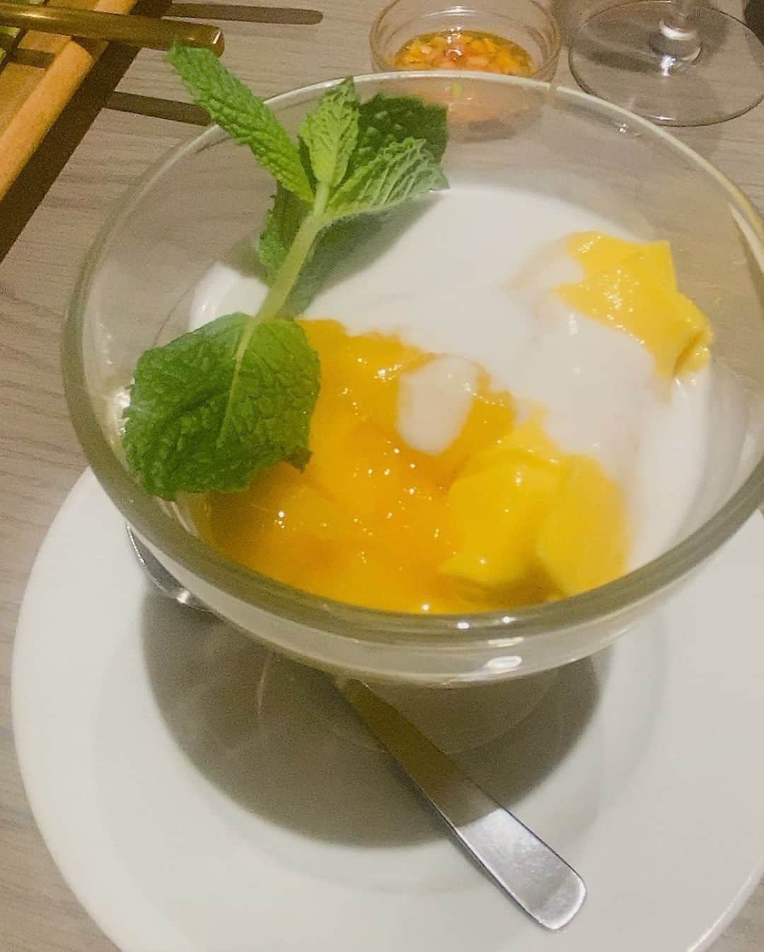 上田祥子さんのインスタグラム写真 - (上田祥子Instagram)「インドネシア料理のプラタランリゾート&レストランへ。随分前に訪れたきりのジャカルタやバリ。あの心地よさが、料理の香りでよみがえりました。大桃美代子さんと、量子力学の話で盛り上がり、色々と楽しい企画も。 いつも素敵な刺激を与えてくださる美しい方。今回も楽しく美味しいひととをありがとうございました！  @miyoko_omomo ありがとうございます @plataran_shinjuku.tokyo #量子力学」5月15日 9時55分 - uedasachikoinsta