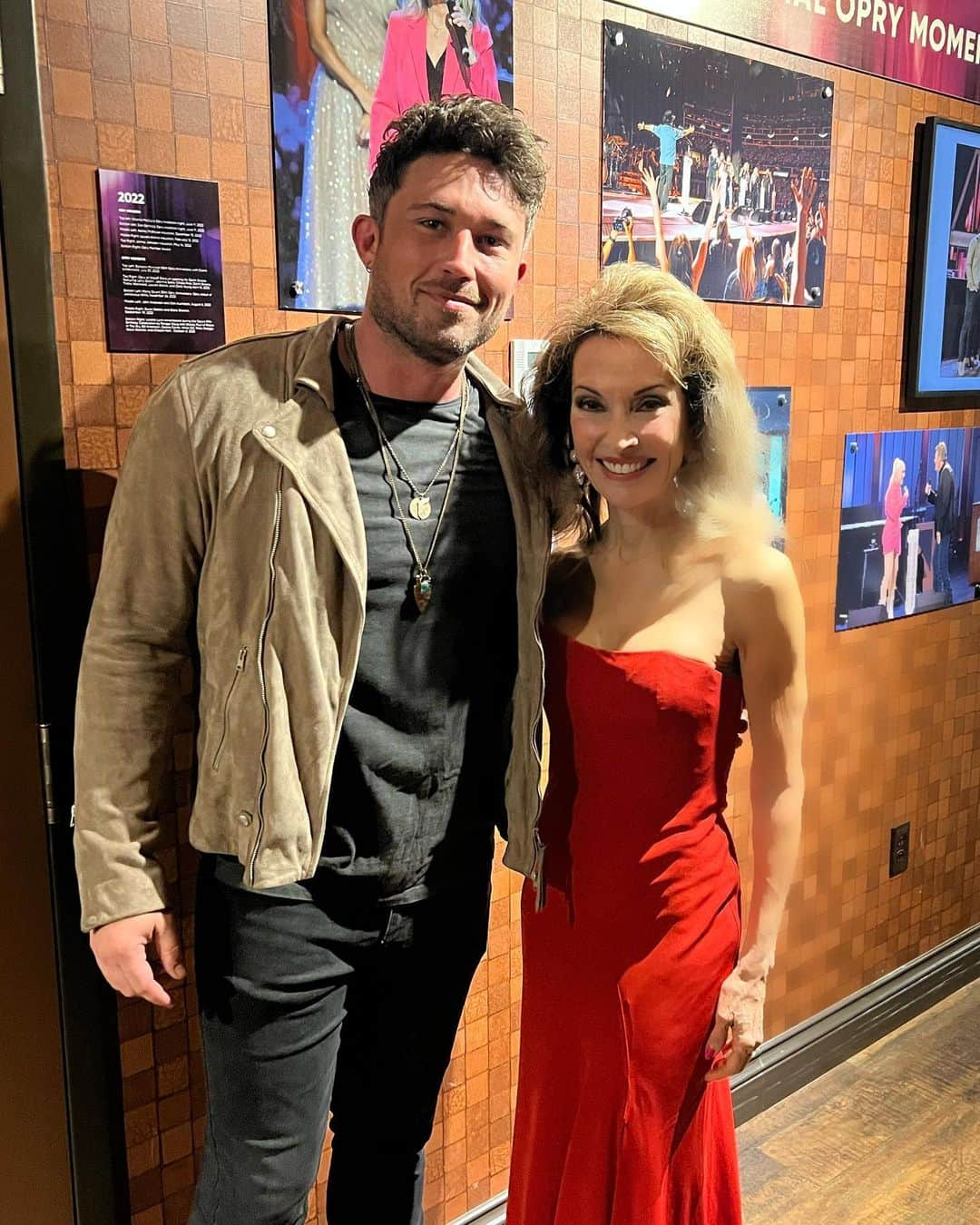 スーザン・ルッチのインスタグラム：「More fabulousness from The Grand Ole Opry last night in Nashville—Michael Ray!!! Such great music—so great to hear him sing!!!  @michaelraymusic  @thegrandoleopry」