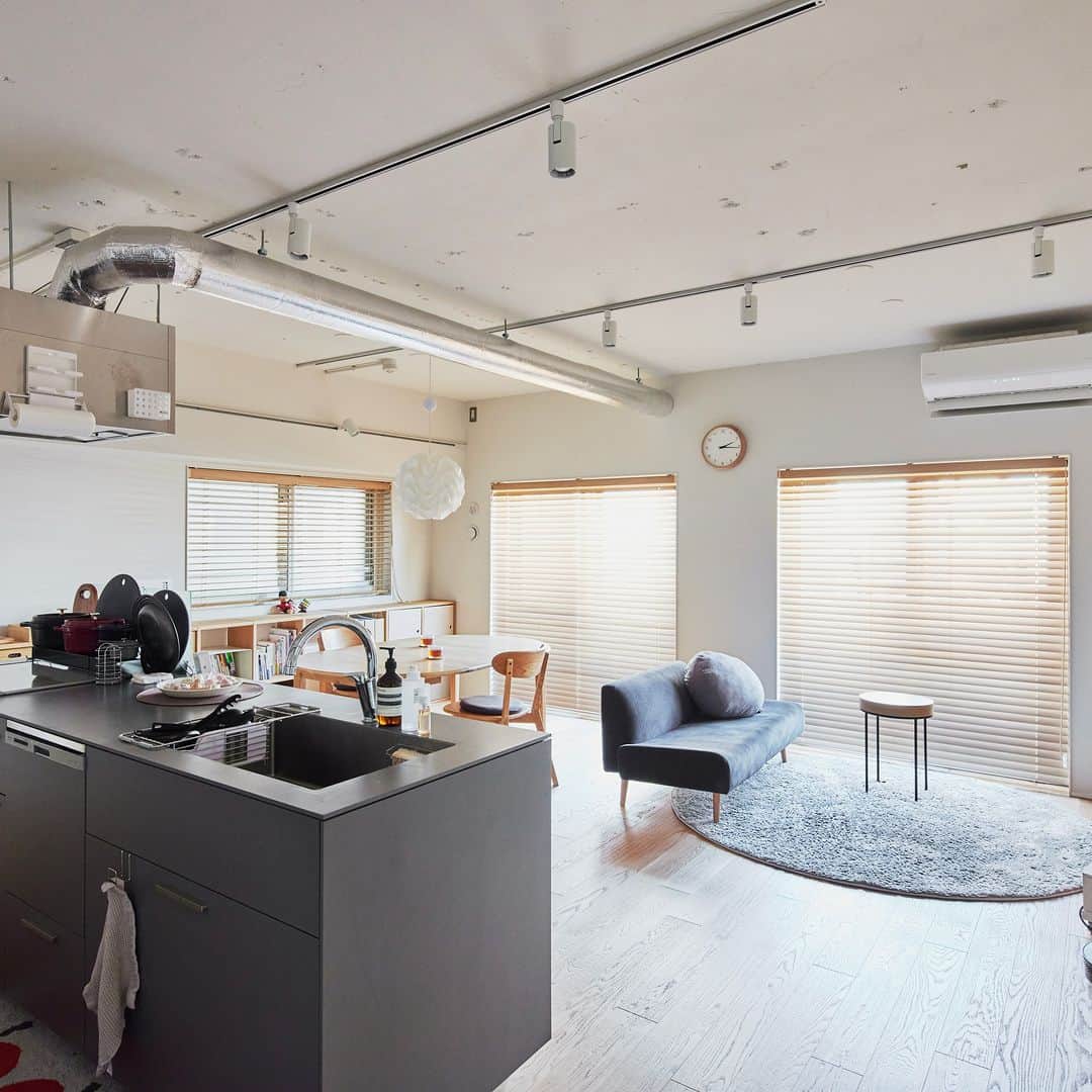 無印良品の家さんのインスタグラム写真 - (無印良品の家Instagram)「【住まいの実例】 東京都豊島区「MUJI INF ILL０」 ・築年数：2000年 ・リノベーション完成年月：2022年１月 ・面積：66.68m² / 4階  モデルルームの見学などを通じて、実際の住まいのイメージをより具体的に膨らませ、「MUJI INFILL 0」への理解を深めていったご夫妻。スピーディーではありましたが、十分に納得した上で、リノベーションを行うことになりました。  「以前の住まいで、最も気になったのが、日当たりの悪さだったこともあり『明るい住まい』になることを意識して、白を基調に、床材なども明るい色合いを選びました」（ご主人）  基本のコンセプトに加えて、随所にそれぞれの希望を組み込んでいきました。  「キッチンは、憧れだったアイランド式にしました。シンクも広めで、気持ちよく料理ができる点が気に入っています。担当の方からのご提案を参考に、キッチンの色味はグレーにしました。家電の色とのバランスを考慮したのですが、見た目がすっきりした上に、統一感も出ました」（奥さま）  2023.5.9公開住まいの実例『「これでいい」というコンセプトの住まいだからこそ、心地よく暮らせています』より  詳しくはプロフィールハイライトか、「無印良品の家」HPをご覧ください。  @mujihouse  #無印良品の家 #無印良品のリノベーション #無印良品 #リノベーション #muji #mujihouse #room #roomtour #リノベ #MUJIINFILL0 #家づくり #間取り #施工事例集 #中古マンションリノベーション #キッチンインテリア #リビングインテリア #リビングダイニング #リビング収納」5月15日 10時00分 - mujihouse