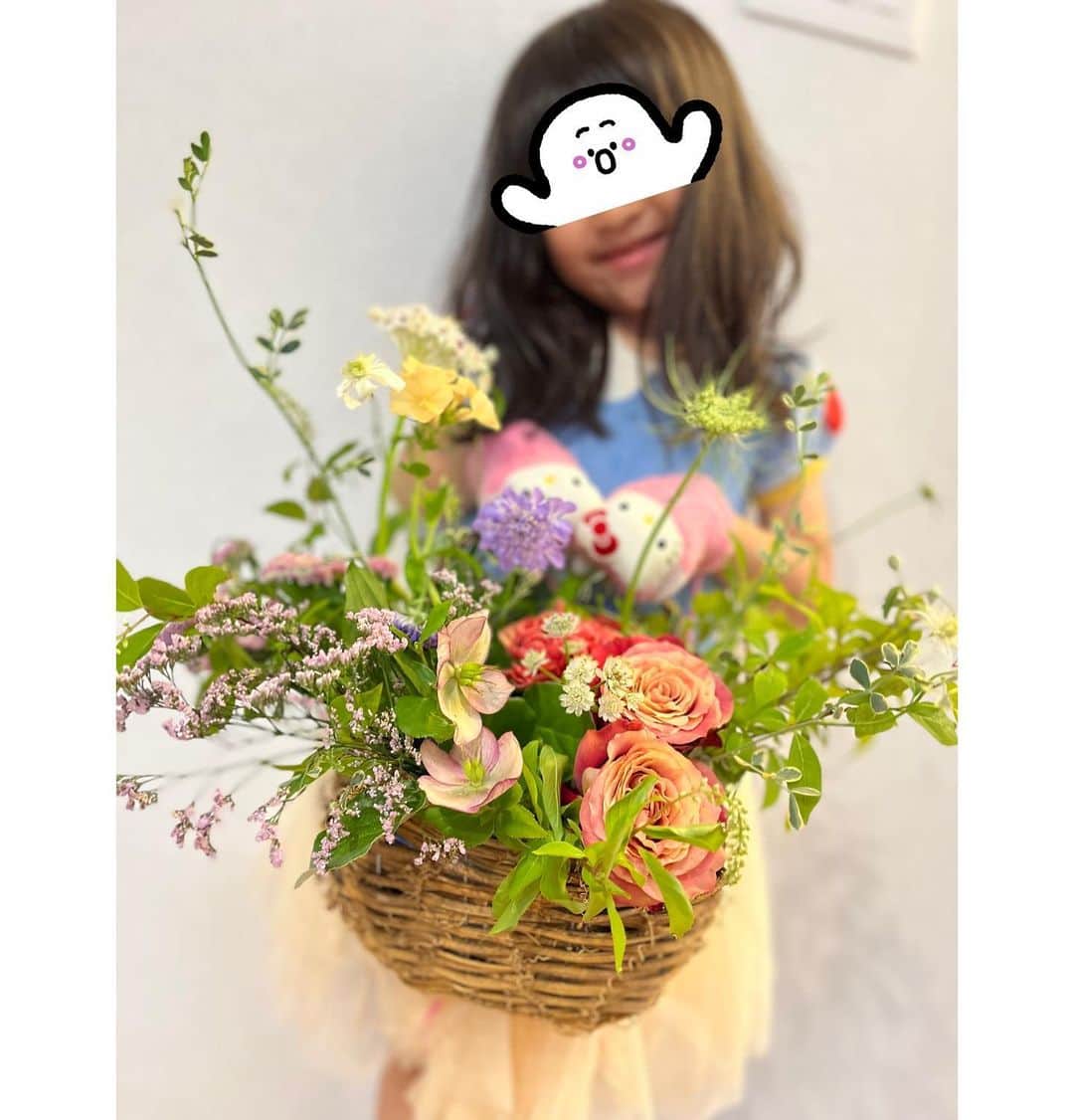 安枝瞳さんのインスタグラム写真 - (安枝瞳Instagram)「. なかなかSNSに全て載せきれてないですが、昨日は母の日🥰 本当は子供達と手作りしたお花をお義母さんに贈る予定でしたが 少しスケジュールが変わってしまったので、プロに頼んで送っていただき、 ついでに私も頼んじゃいました🥺🌼 . 帰ってきてすぐお花が届いて とっても幸せな気分です🥺🌸🌼 レノンさん！ありがとうございました！！ . またお願いします！！！！！ @lennon_design90  #母の日 #母の日フラワーギフト」5月15日 10時10分 - hitomiyasueda