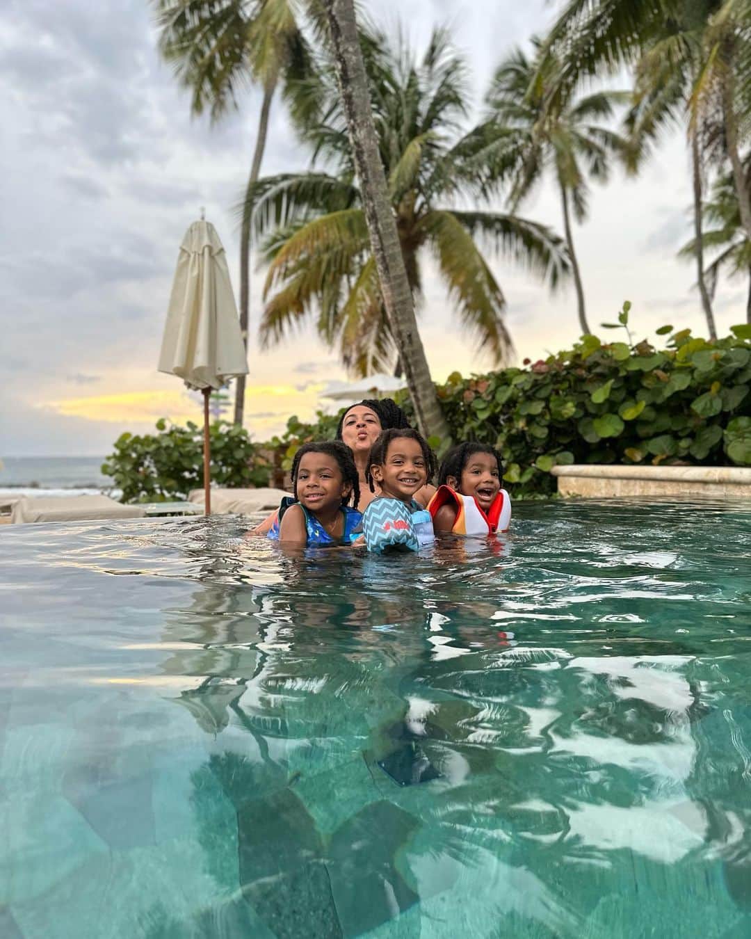 ケネス・フェリードのインスタグラム：「HABIBTI @wishuponatar,   Technically we are on year 6 of you being such an amazing mom! I’m just here to let it be knowing how appreciative I am for you & everything you do! #Alhamdulillah #ILOVEYOU #AnaBahebak #HAPPYMOTHERSDAY」