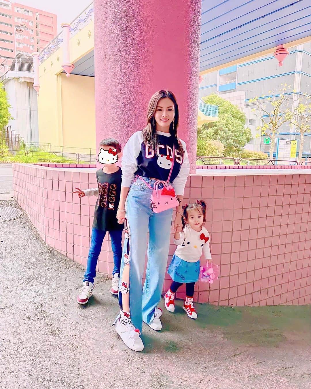 福王寺彩野のインスタグラム：「@purolandjp 🎀 まさかの車降りた場所が偶然 @kimkardashian がインスタしてた場所（2枚目参照）だったの😂💖嬉しくて記念写真撮りました📸✨  せっかくキティコーデしたので #ootd 詳細載せておきます🍎 #tops , #denim … @gcdswear × @hellokitty  #bag … @balenciaga × @hellokitty  #sneaker … @adidastokyo × @hellokitty   デニムと黒、赤、キティちゃんで家族リンク💞  息子と娘の服はネットで色々探して買ったもので、パパのTシャツ（ひとつ前の投稿参照）は @god_selection_x_x_x_ × @windandsea_wear × @hellokitty でした❤️  #sanriopuroland #hellokitty #kimkardashian」