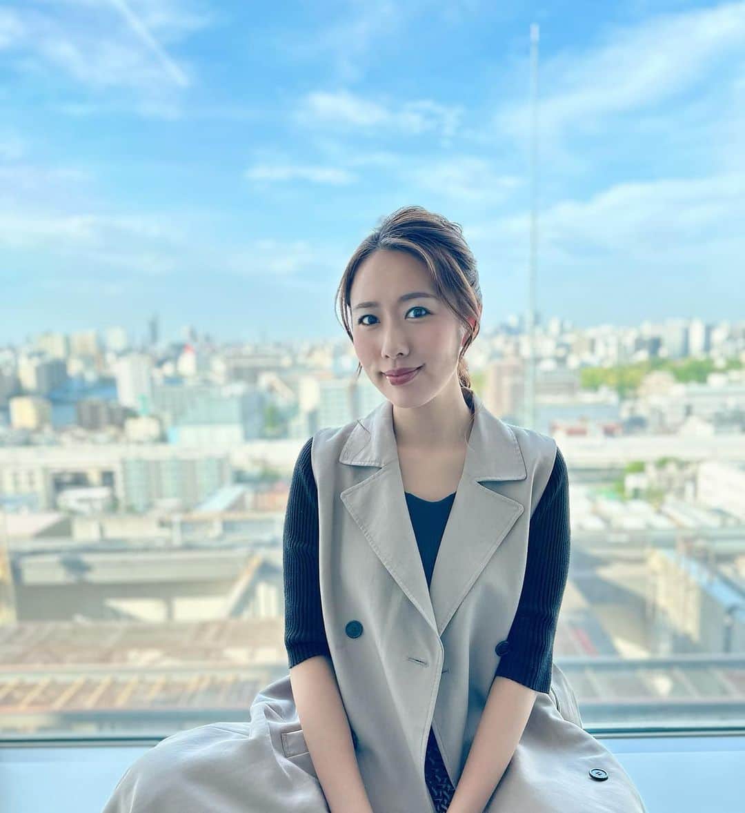 守永真彩のインスタグラム：「. . おはようございます🌥️  昨日のヴィクトリアマイル当日❣️ 私は東京競馬場に行っていたのですが、開門直後から競馬場で販売されている「ソダシコースター」を求めて長蛇の列が・・・！  なんと１Rが始まる前には全て完売となっていました。 コンシェルジュのメールにも多かったですが、ソダシ人気恐るべし！です。  ヴィクトリアマイルのゴール前ソダシが先頭に立った時は競馬場も大きな歓声で包まれましたが、その内から力強く伸びて勝ったのはソングライン。 鞍上の戸崎騎手からは「馬を信じて内を選択しました。」とコメントがありましたが、見事な末脚でしたよね！！安田記念の勝ち馬、侮るなかれ。ですね☺️🙏  私の馬券は的中ならず😂 また気を取り直して今週頑張りますー！！  皆さんはヴィクトリアマイル、当たりましたか！？🎯」