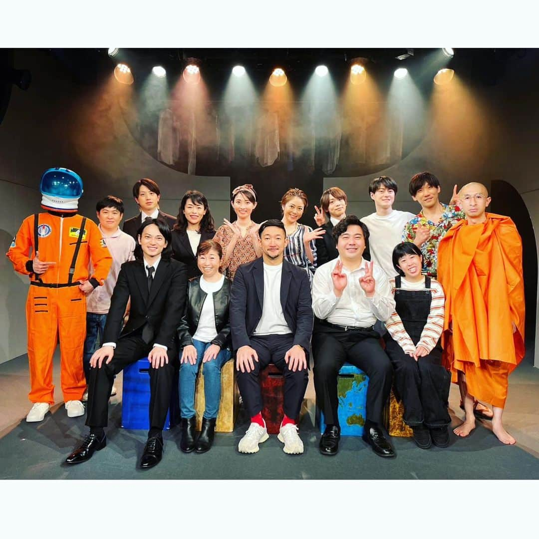 福田ゆみさんのインスタグラム写真 - (福田ゆみInstagram)「東京マハロ「母も宇宙もフェミニストも」 昨日、千秋楽を迎えました。 キャスト・スタッフ全員、無事完走出来たことに感謝。 連日の満員御礼もとても嬉しかったです☺️✨ 劇場に足を運んで頂き本当にありがとうございます。 また、劇場でお会い出来るのを心より楽しみにしております。 ３人からのハート。  #東京マハロ #母も宇宙もフェミニストも  #シアタートップス #矢島弘一 #福澤重文 #荒木健太朗 #松村龍之介 #反橋宗一郎 #小林美江 #岡元あつこ #加藤美佐江 #宮下貴浩 #春木生 #福田ユミ #西野優希 #輝山立 #田中真弓」5月15日 10時13分 - yumifukuda0511