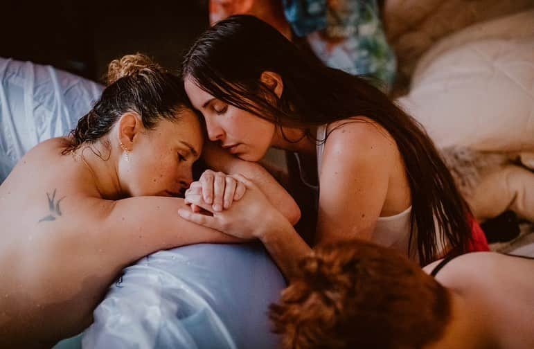 スカウト・ラルー・ウィリスのインスタグラム：「A few weeks ago i had one of the most profound experiences of my entire life watching my sister literally open up and become a portal to heaven. Mother’s Day hits really strong this year @rumerwillis you are an icon, you are so brave and thank you for making my newest tiny best friend. After witnessing you want this for so long it’s SUCH an honor to wish you your first happy Mother’s Day 😭😭😭  Watching @demimoore show you the ropes and guide you in these first few weeks has been one of the most beautiful things I’ve ever seen! I am bursting with love today」