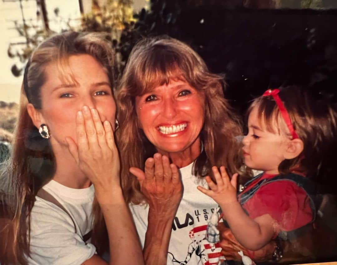 クリスティ・ブリンクリーさんのインスタグラム写真 - (クリスティ・ブリンクリーInstagram)「My mom was teaching Alexa to blow kisses ..that’s what moms do best .. teach us to always love more. And my mom was an expert at making her kids and grandkids feel very loved too.❤️」5月15日 10時27分 - christiebrinkley