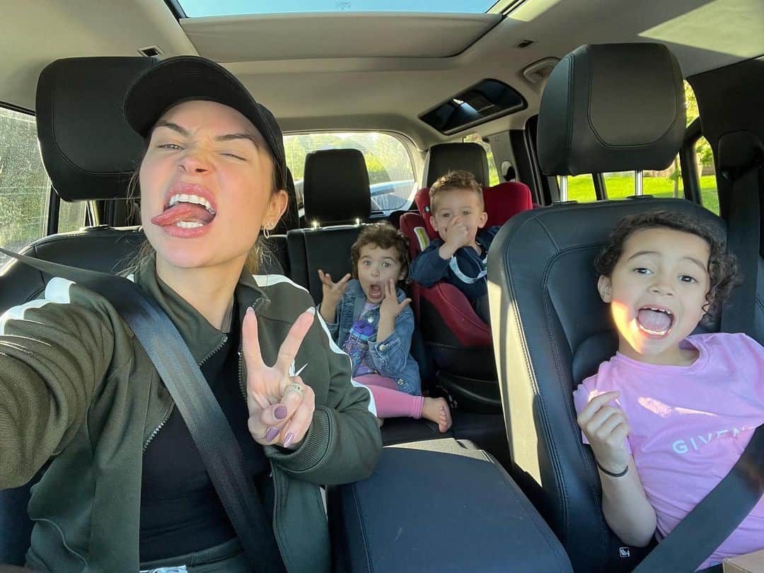 アンネ・コウチーニョのインスタグラム：「Feliz dia das mães a todas as mamães!! Em especial a minha que é uma mãe Leoa que faz de tudo pelos filhos!! Te amo dona Inês ❤️ Grata a Deus por ter realizado o meu sonho de ser mãe e mais grata ainda por vcs serem do jeitinho que vcs são meus filhos ❤️」
