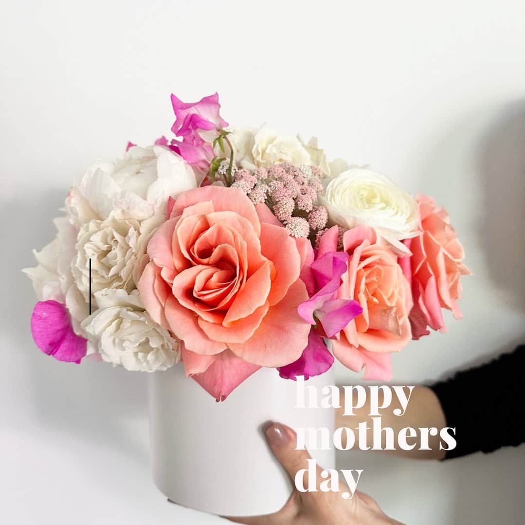 ヒロコグレースのインスタグラム：「世界中のママ達に贈る Happy Mother’s Day♡  息子22歳、娘20歳。 彼らの母親になれたことは、 人生の最大の喜びだと思う♡  思うようにならないこともある。 大丈夫かと心配なことも多々ある。  それでも彼らの可能性を信じる。  大切な人を信じる力を、 母として試されては、 その都度磨いてきた。  子供達は経験を積みながら、 幸せへの道を歩んでいる。  私に出来ることは、 彼らがどんな道に進んでも、 彼ら自身を受け入れ、 彼ら自身を愛すること。  愛は深く、生きている限り続く♡ 愛っていいね♡  娘から届いたお花。嬉しい☺️ 素敵なお花をありがとうね♡  #愛 #親子 #母の日」