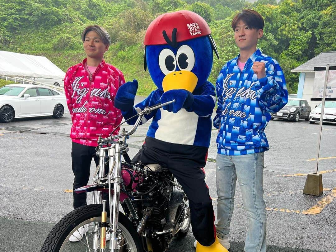 AKIさんのインスタグラム写真 - (AKIInstagram)「. . 土曜日は、武雄競輪場で 『競輪×BMX×オート』 のコラボイベントでした！ . 佐賀の子供達に来てもらって こんな仕事もあるんだよ〜 と説明をしてきました！ . バンクを駆け抜ける競走車 カッコ良すぎたぜ！！！ 興味を持ってくれる人が 1人でも増えますように♡ . . 中尾選手、木山選手 お疲れ様でした！！！！！ . . . #競輪#BMX#オートレース #二輪コラボイベント #武雄競輪#みんなでワイワイ #バーベキュー#美味しかった #やっぱり爆音最高 #イベントがどんどん増えますように」5月15日 10時26分 - aki_dosu