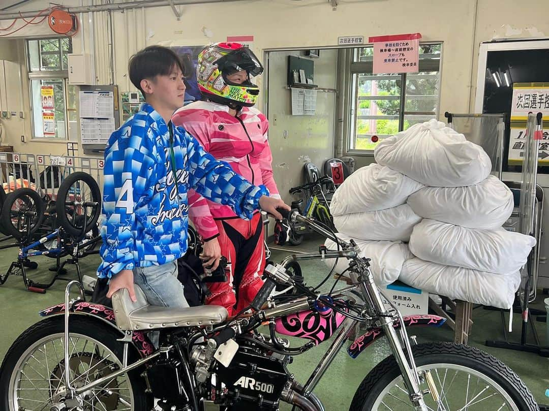 AKIさんのインスタグラム写真 - (AKIInstagram)「. . 土曜日は、武雄競輪場で 『競輪×BMX×オート』 のコラボイベントでした！ . 佐賀の子供達に来てもらって こんな仕事もあるんだよ〜 と説明をしてきました！ . バンクを駆け抜ける競走車 カッコ良すぎたぜ！！！ 興味を持ってくれる人が 1人でも増えますように♡ . . 中尾選手、木山選手 お疲れ様でした！！！！！ . . . #競輪#BMX#オートレース #二輪コラボイベント #武雄競輪#みんなでワイワイ #バーベキュー#美味しかった #やっぱり爆音最高 #イベントがどんどん増えますように」5月15日 10時26分 - aki_dosu