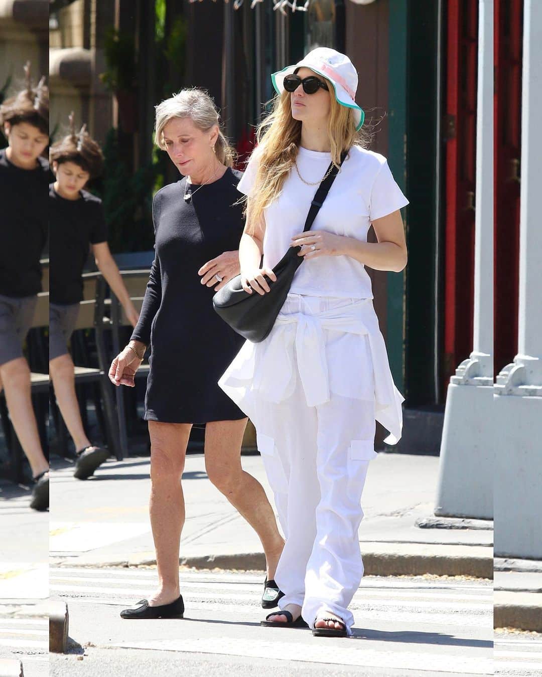 Just Jaredさんのインスタグラム写真 - (Just JaredInstagram)「Jennifer Lawrence steps in an all white outfit while spending Mother's Day with her mom, Karen, in NYC #JenniferLawrence #KarenLawrence Photos: Backgrid」5月15日 10時30分 - justjared