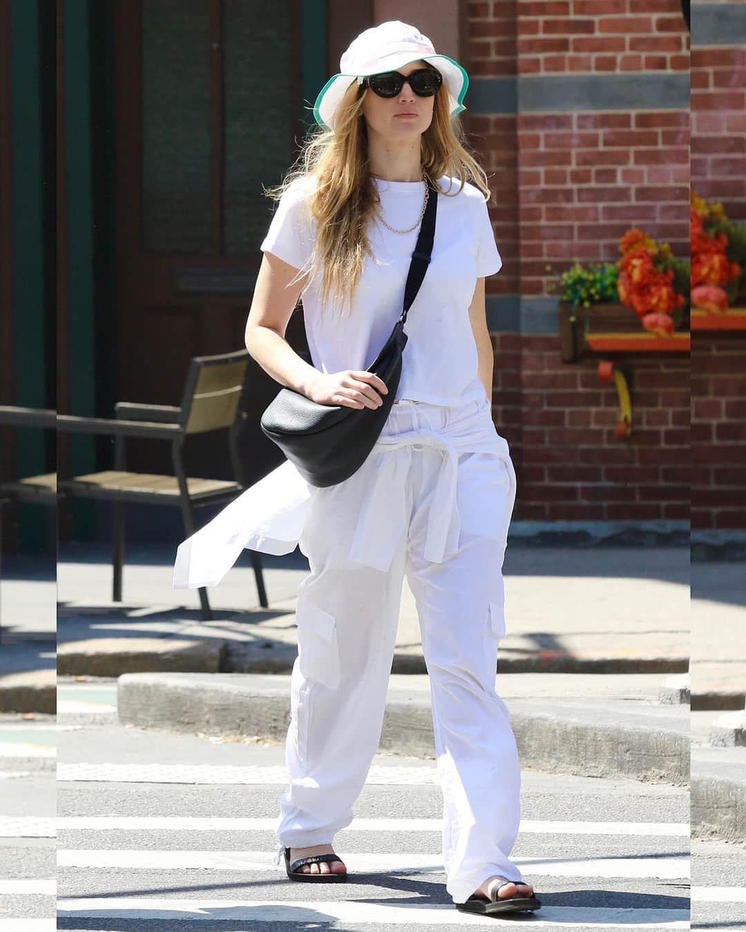 Just Jaredさんのインスタグラム写真 - (Just JaredInstagram)「Jennifer Lawrence steps in an all white outfit while spending Mother's Day with her mom, Karen, in NYC #JenniferLawrence #KarenLawrence Photos: Backgrid」5月15日 10時30分 - justjared