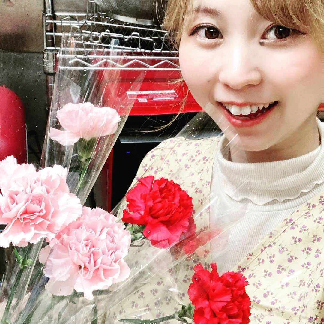 吉水翔子のインスタグラム：「昨日は #母の日 全国のお母さんいつもありがとうございます🥰💓  両方の母の元へ、早めのカーネーションが届いたとのことで喜んで貰えてよかったです💐🥰  そして、個人的には新たな出発の節目の日でもありました。 皆さんにお祝いしていただいてこれからの進む道に不安な気持ちもありますが それよりも感謝の気持ちでいっぱいでした✨ 温かい環境で私を沢山成長させてくれた場所。宝物です🥰  立派すぎるお花いただいちゃった🥲 粋な計らいに感動の涙😢  家族でお祝いの食事会に魚がし寿司🍣 (私は生もの食べれないから一人で好き勝手おつまみ貪ってた🤤)  お寿司屋さんを出るのが閉店間際だったのですが 余ってはもったいないから沢山持って行ってください！とお店の方に言っていただき…カーネーションを沢山😳💕  なんて素敵な出来事なの〜😭💓  泣いたり笑ったり忙しい一日でした❣️  #mothersday #happy  #カーネーション」