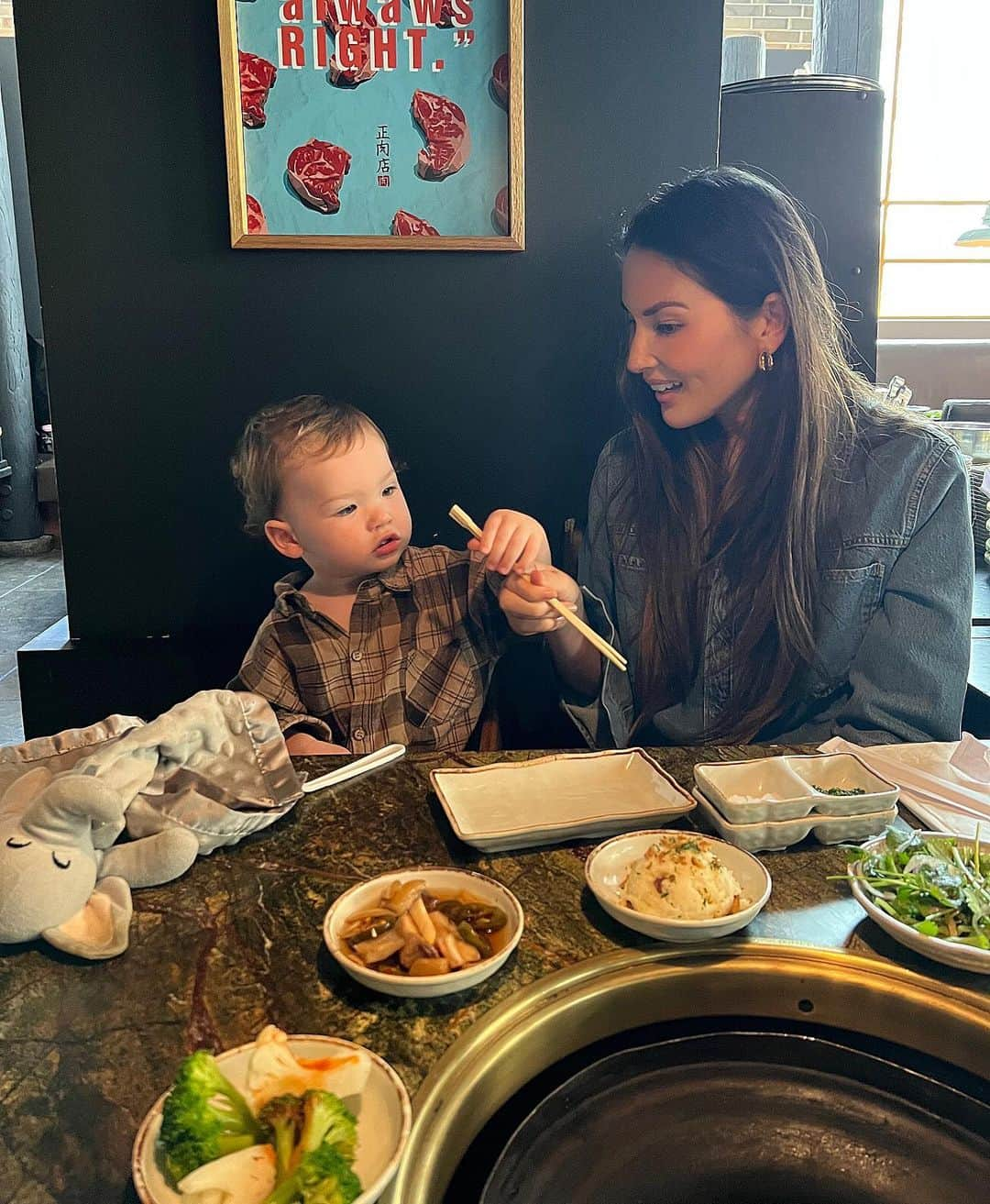 オリヴィア・マンさんのインスタグラム写真 - (オリヴィア・マンInstagram)「Korean BBQ for Mother’s Day 🫶🏻」5月15日 10時31分 - oliviamunn