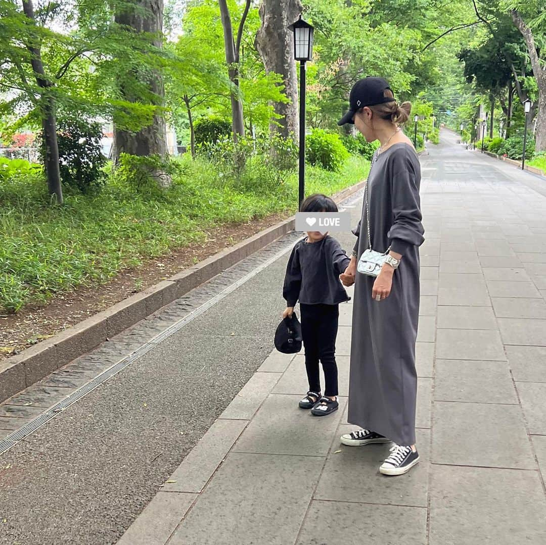 のりこさんのインスタグラム写真 - (のりこInstagram)「子連れの日も快適に過ごせるお気に入りワンピースでお散歩🌳 まだまだたまに、抱っこ〜！になる甘えん坊な息子（5）も、こうやってみると大きくなったなぁ。  #bonjoursagan #ボンジュールサガン #ワンピース #ワンピースコーデ #キャップ #キャップコーデ #キャップ女子 #スニーカー #スニーカーコーデ #スニーカー女子 #息子 #息子コーデ #親子コーデ #親子リンクコーデ #5歳 #5歳男の子 #converse #コンバース」5月15日 10時34分 - nocha1225