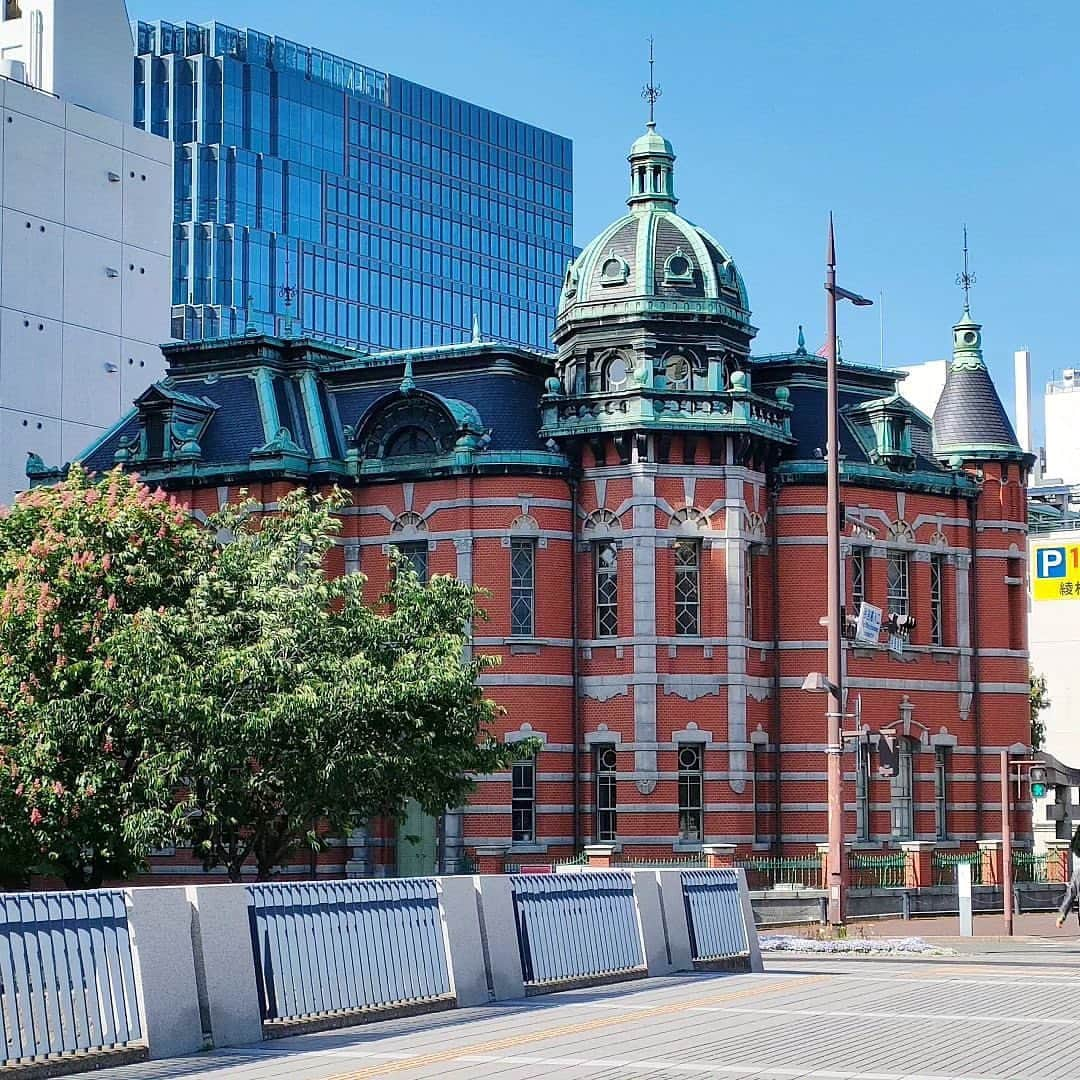 福岡市のインスタグラム：「＜fukuokapics5月：福岡市赤煉瓦文化館＞  今から100年以上も昔、明治時代に建てられたこの福岡市赤煉瓦文化館は、国の重要文化財として指定されています。 19世紀末にイギリスで流行した様式を取り入れたそのスタイルは、東京駅の駅舎と同じ建築家により日本生命九州支社として作られました。 現在1階は福岡市文学館として開放されており、入館は無料です。外観だけでなく、内観の美しさにも目を見張るものがありますよ。✨  This beautiful building, Fukuoka Akarenga Cultural Center was built over 100 years ago, originally the office of an insurance company by the same architects who designed Tokyo Station. Akarenga means red brick, and it incorporates a style which was popular in England at the end of the 19th century. It is designated as an important cultural property of the country and it's free for the public to enter the first floor cultural center. So, jump in and have a look not only at the exterior, but also enjoy the interior with its beautiful sense of history.  photo by @yamori0525 location：福岡市赤煉瓦文化館 ・ hashtag : #fukuokapics follow : @fukuoka_official ・ #福岡市 #赤煉瓦文化館 #天神 #重要文化財 #fukuoka #tenjin #cultural」