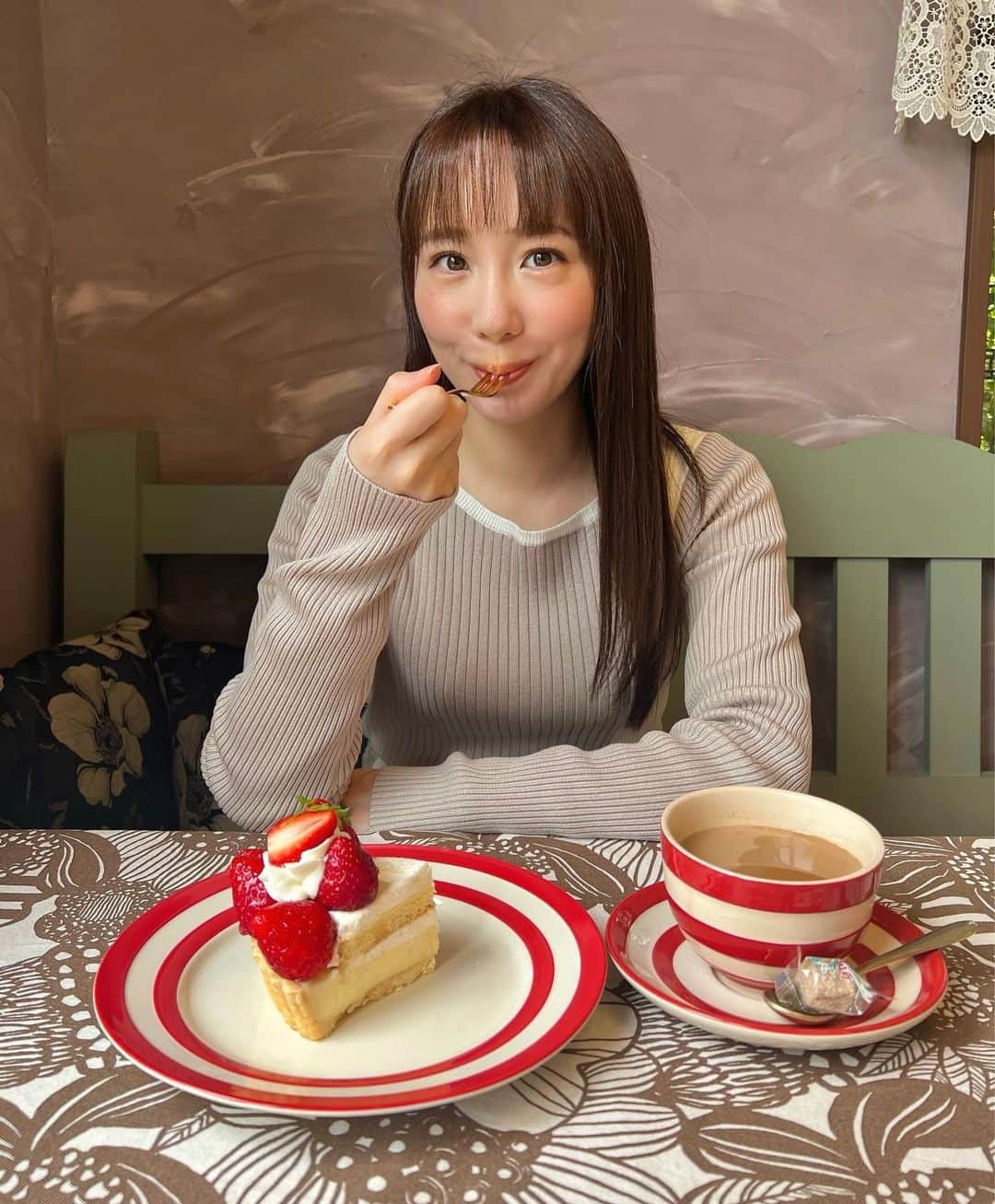 島川未有のインスタグラム：「いちごタルトとロイヤルミルクティー✨お庭が可愛いカフェでした🍰 毎日甘い物を食べないと気が済まないのだが、どうしたものか😭  #徳島#徳島カフェ#徳島グルメ#徳島ランチ#徳島スイーツ#阿南グルメ#阿南カフェ#アナウンサー#アナウンサーコーデ#ootd」