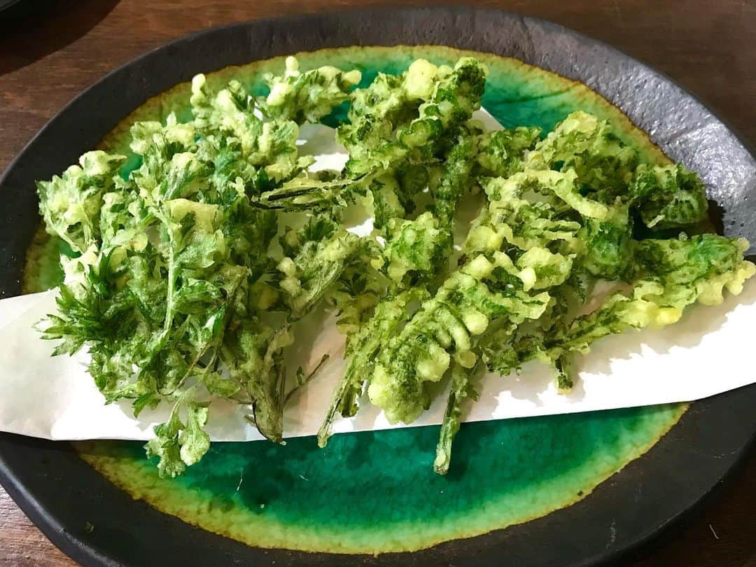 のインスタグラム：「お山のお家開き🏡完了！ 春のお宝おいしくいただきました！ そして東京に戻ってミュージカル「ファインティング　ネバーランド」ゲネプロを観劇！山崎育三郎さんと濱田めぐみさんの美しい声にうっとり。男の子達の演技力にウルウル！良き時間になりました⏰ 新国立劇場にて5月15日本日初日です。 ＃山の家＃春の味＃こごみ＃天ぷら＃ファインティングネバーランド＃ゲネプロ＃山崎育三郎さん＃濱田めぐみさん＃新国立劇場＃岡まゆみ」