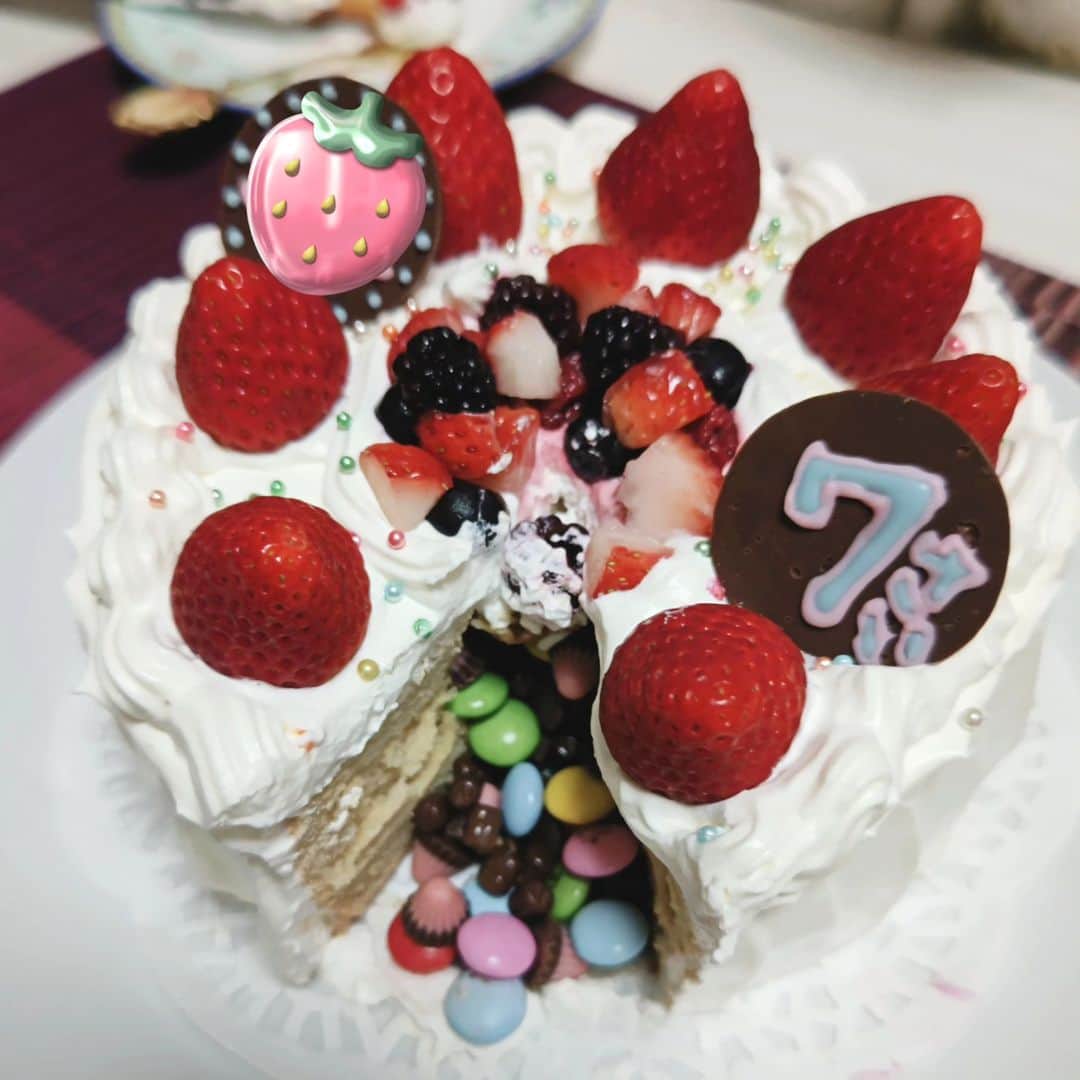 中田有紀さんのインスタグラム写真 - (中田有紀Instagram)「そうそう、ケーキで思い出したけど、ちょっと前の娘の誕生日には私のやる気が炸裂〜💨 予想外にスポンジボブのケーキをリクエストされ、、こんなん出来ました！ このキャラチョコを作るのにけっこう時間を費やしまして💦 かつてクールキャラだった私が、夜な夜なスポンジボブと向き合うことになるとは誰が想像したでしょうか🤣🤣 ボブってば手足が細いんですよ。 普通のデコペンで作ったもんだから、まぁ大変でしたよね😂 そして冷やし固めて冷蔵庫から出すときに、私が雑なのが悪いんですけど、ぶつけて手足が折れたり😂 切ると中からマーブルチョコ＆アポロチョコ＆チョコベビーが出てくるという夢のサプライズ⭐ 二度と作らないでしょう！笑 #誕生日ケーキ #キャラチョコ #スポンジボブ #spongebob」5月15日 10時52分 - akinakada0508