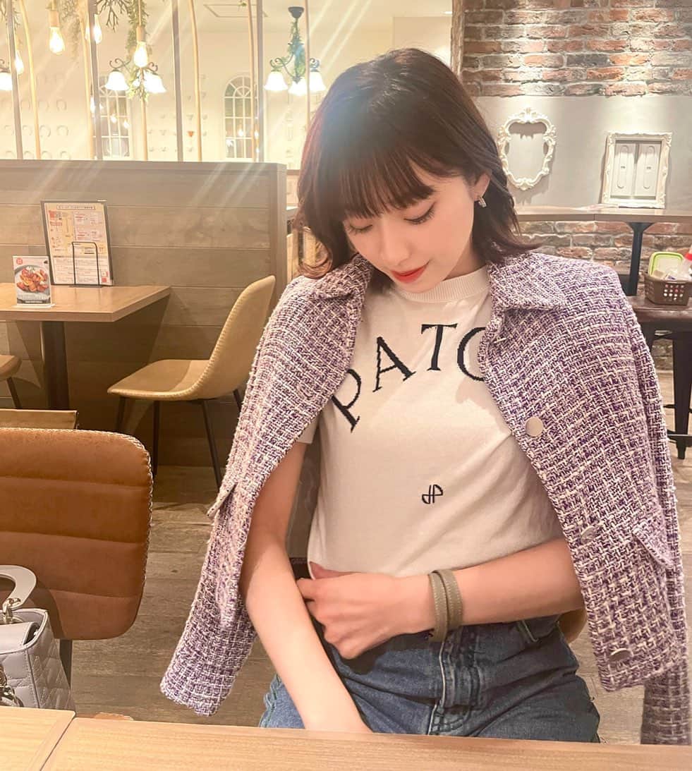 のインスタグラム：「最近暑かったり寒かったり❄️☀️ コーデ組むの難しすぎる🥲  このPATOUのニットシャツお気に入りでこればっかり着てます笑」
