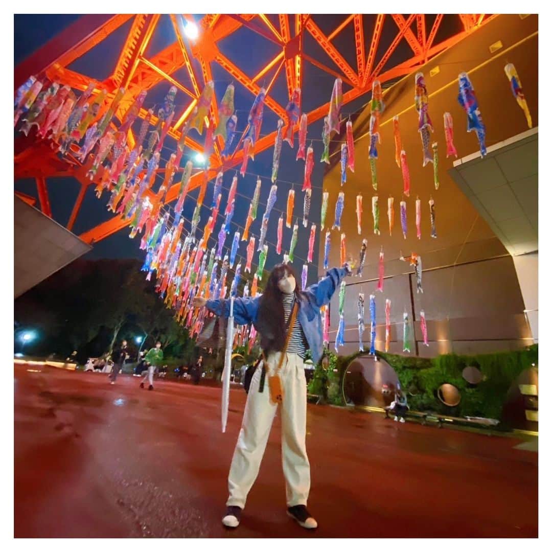 富田麻帆のインスタグラム：「こどもの日に載せようと思っていた写真。  すっかり忘れてた......😅  ライトアップされた東京タワーに鯉のぼり🎏  photo by ひーちゃん♡」