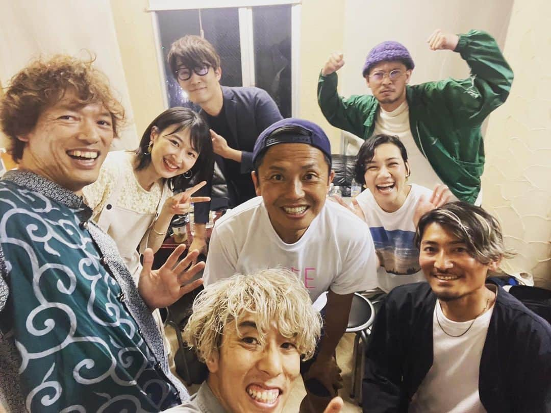 岡田梨沙さんのインスタグラム写真 - (岡田梨沙Instagram)「昨日は小川こーた&とまそんのサポート。江ノ島ビュータワー7階の虎丸座にて。 共演にはコアラモードのお2人。 そしてゲストにGAKU-MCさん。  いやぁなんだかとにかく楽しくて、弾けました。 みんな素敵でした。 お客様も大盛り上がりで。  湘南に引っ越すきっかけをくれた、こーたくんととまそん。 ライブを終えて一本ビールを飲んだ身体に海の匂いと風が心地よくて、わぁー湘南に引っ越して来たんだなぁと嬉しい気持ちでいっぱいな夜でした。  ありがとうございました！ これから楽しいことがたくさんありそうだ😊」5月15日 11時00分 - risarisapurdie