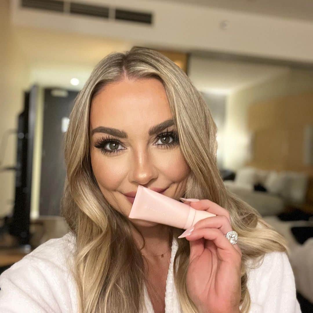 BROOKE EVERSさんのインスタグラム写真 - (BROOKE EVERSInstagram)「How’s this for a glow up! Wow it’s crazy what make up can do 🤣 The @lust__minerals Pro finish foundation always saves the day minus all the nasty ingredients - perfect for sensitive, acne prone skin (like mine) I wear this foundation on stage for shows and it doesn’t move! It really is a game changer…. Code: BROOKE15」5月15日 11時01分 - brookeevers