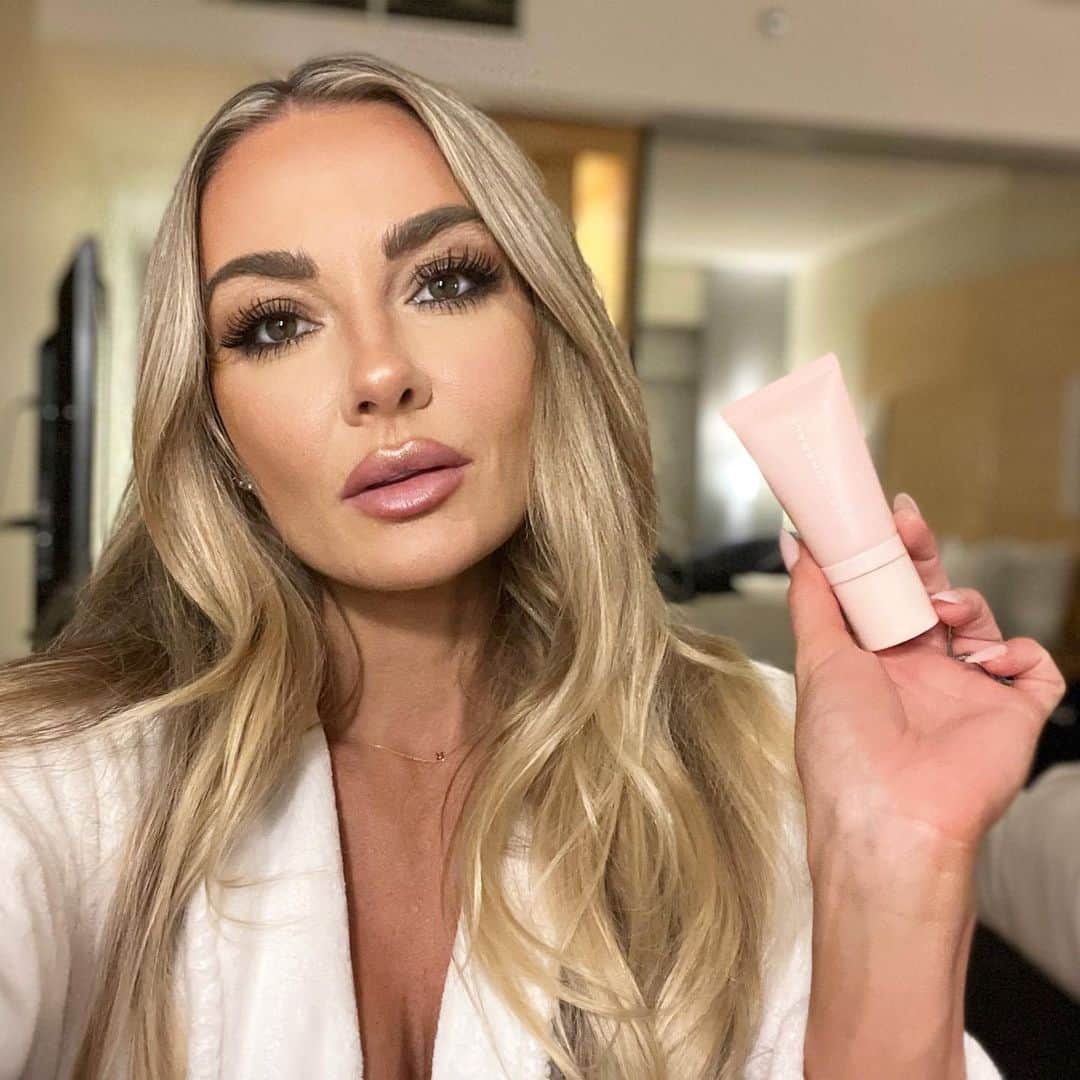 BROOKE EVERSのインスタグラム：「How’s this for a glow up! Wow it’s crazy what make up can do 🤣 The @lust__minerals Pro finish foundation always saves the day minus all the nasty ingredients - perfect for sensitive, acne prone skin (like mine) I wear this foundation on stage for shows and it doesn’t move! It really is a game changer…. Code: BROOKE15」