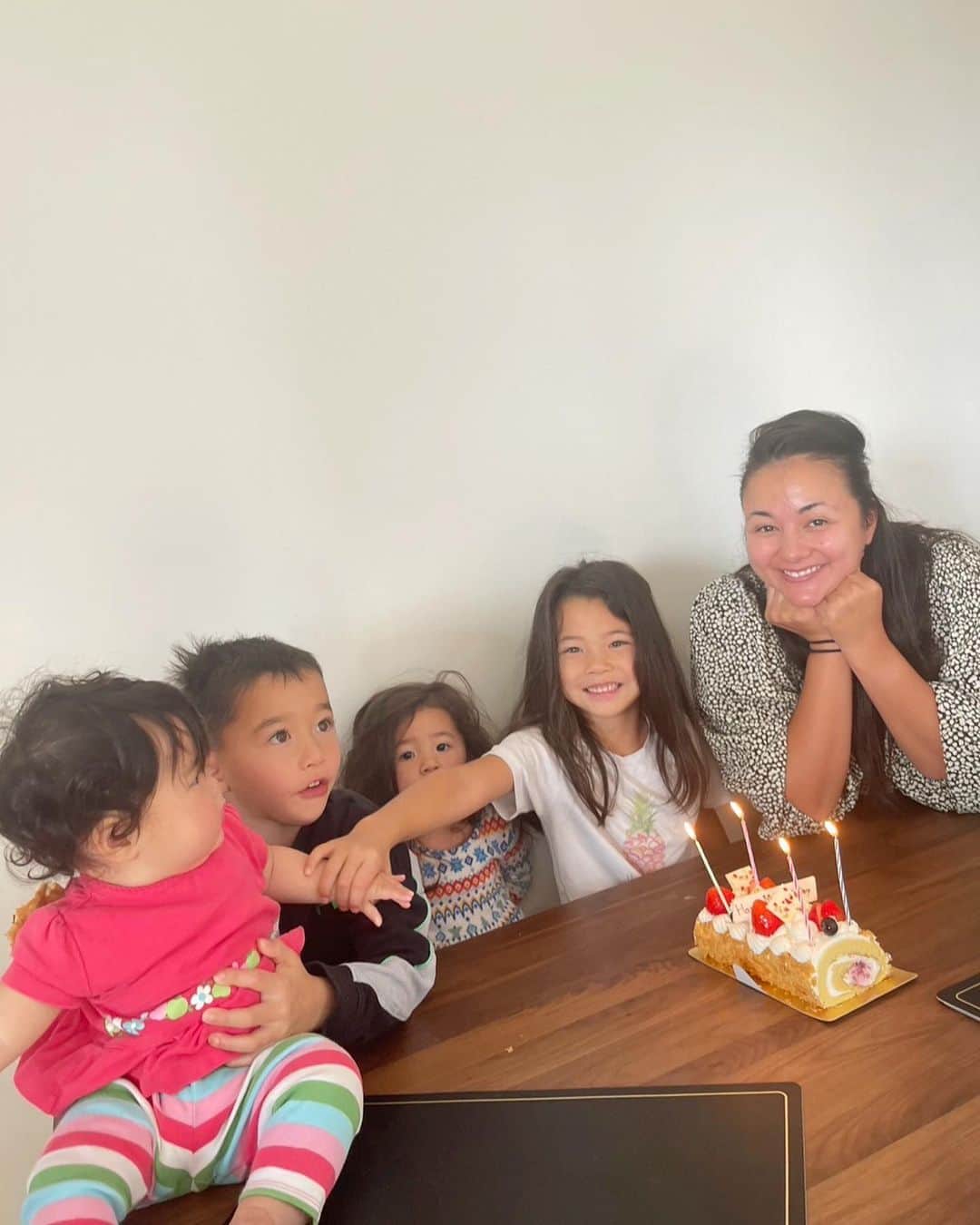 エリナ シルカのインスタグラム：「Happy Mother’s Day ❤️ 朝から謎にキャンドルついてる母の日ケーキをスッピン寝不足の顔でペロリといただきました♡ 子沢山な我が家は、お互いの母(グランマとおばあちゃん)がいるからこそ楽しく色んな事にチャレンジできてます。いつになってもお母さん達には感謝いっぱい🫶」