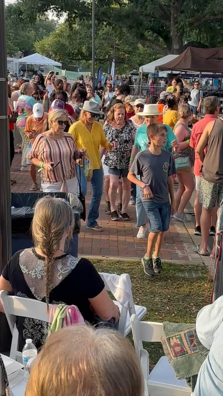 ダニール・ハリスのインスタグラム：「To the lady in yellow line dancing the @officialnewcupid shuffle with Cupid this Mother’s Day weekend…. I’m so proud to call you Mom. Happy Mothers Day to you all! #savethewinchesters」