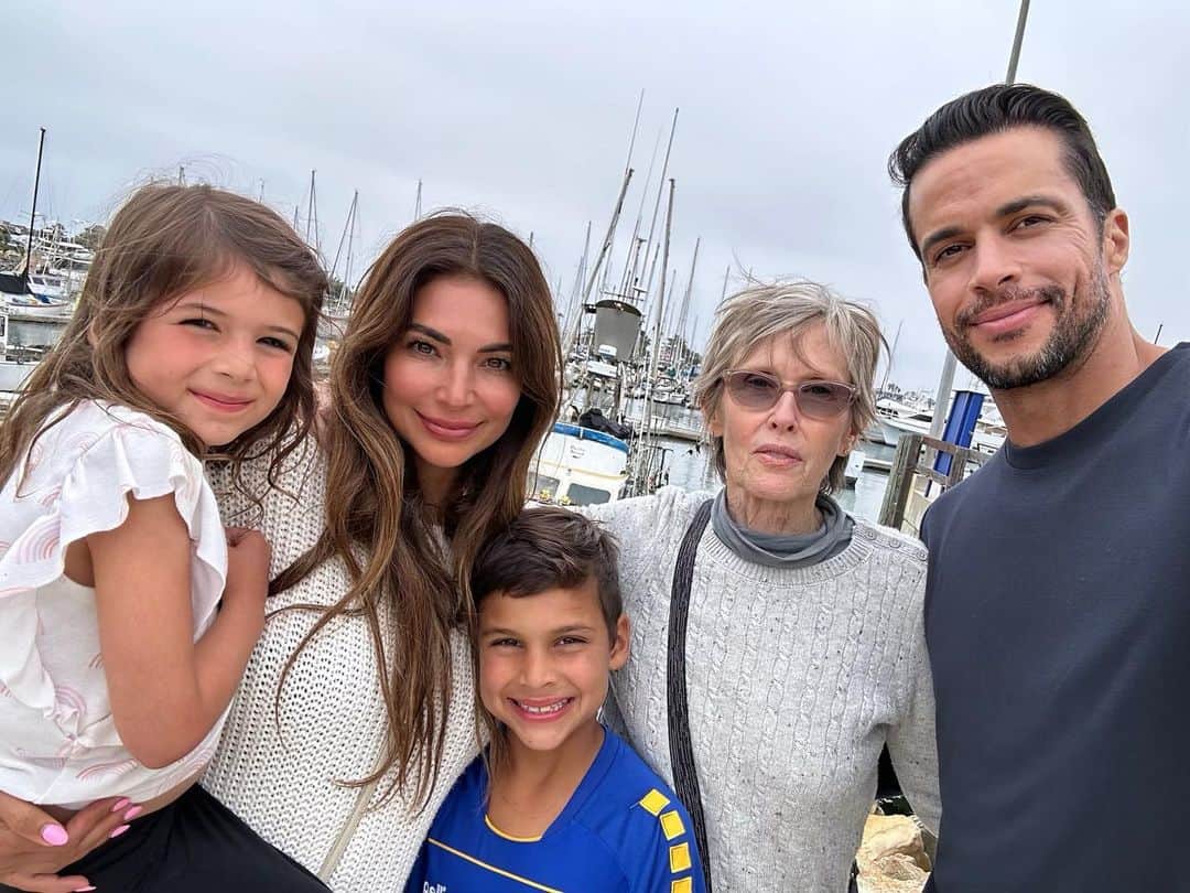 マット・セデーニョのインスタグラム：「Feeling a little extra special this year, it’s the first actual Mother’s Day I’ve celebrated with my mom since I was 9! Hard to believe but I’m thankful for the influence she’s had on my life even from afar and that she’s here now. Happy Mother’s Day to our rock @ericalcedeno we thank you for your tireless efforts, giving and love, te amamos a la Luna y vuelta ❤️🙏🏽 Happy Mother’s Day to all!」
