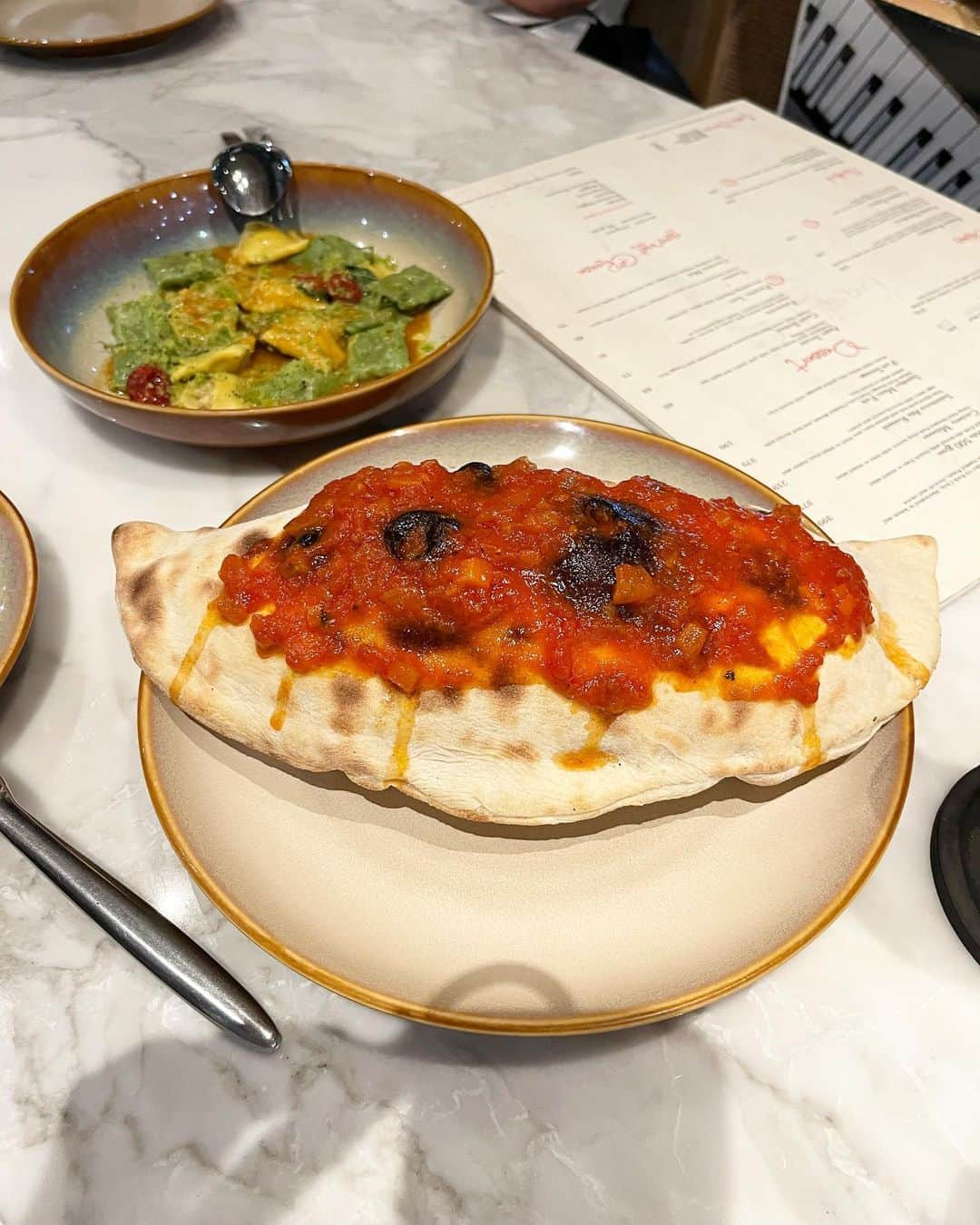 益田麻衣のインスタグラム：「週末食べに行ったイタリアン。  おすすめを頼んだら、両方想像と違う形状‼️  パスタもピザも中に具を詰め込んだものがご登場‼️  一瞬驚いたけど、どっちも美味しすぎた❤️  リピートしたいお店の一つに✨✨  @basilico_ristorante_jakarta   #dinner #ディナー #イタリアン #パスタ #ピザ #ジャカルタ #ジャカルタ生活 #ジャカルタ駐在 #フリーモデル」
