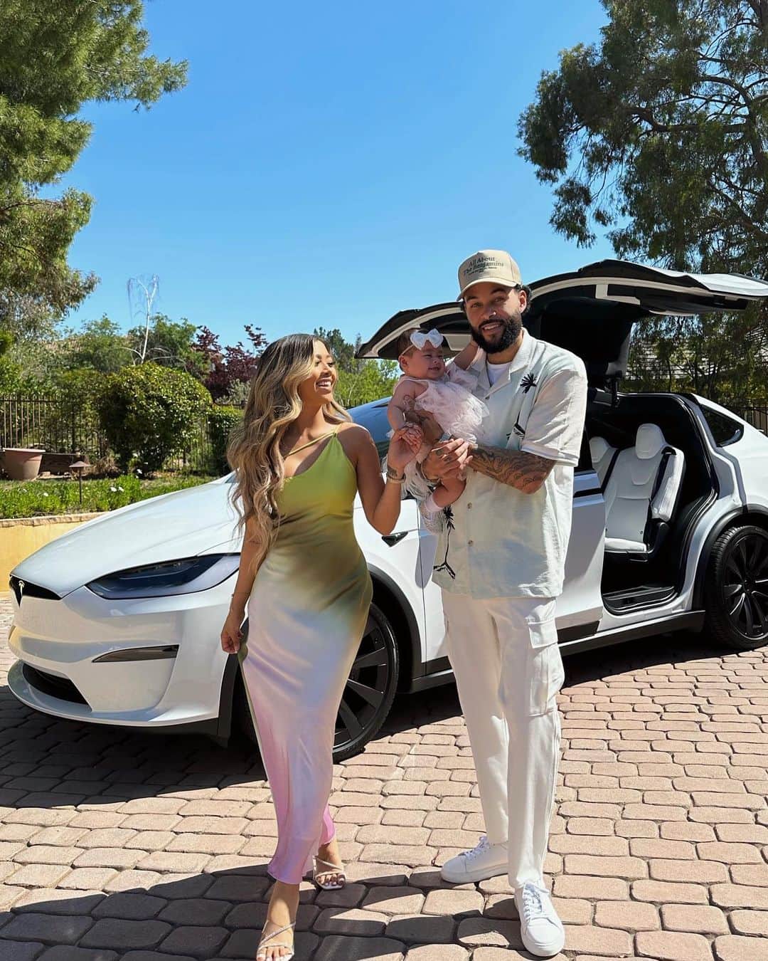 リアン Vのインスタグラム：「My first Mother’s Day! 🥹💕 Thank you @donbenjamin for making this day so special and for my new mommy car! Love you! 😘 Me and @zaiasky bout to be cruisin! 🥰🚗💨」