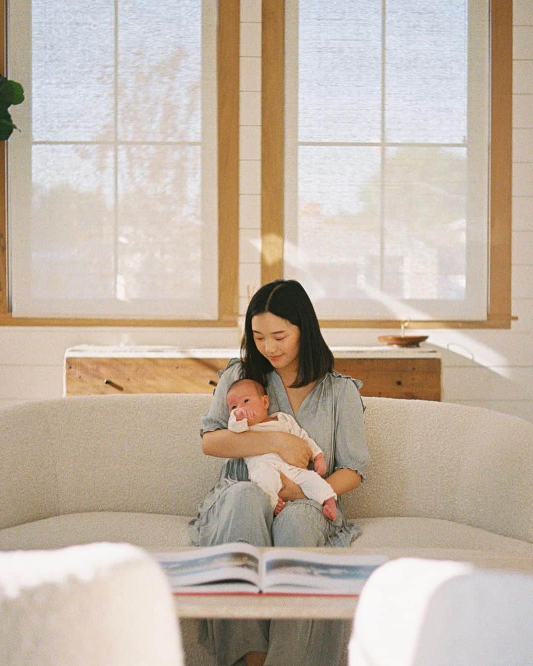 Jenn Imさんのインスタグラム写真 - (Jenn ImInstagram)「The first year of motherhood unlocked this secret trap door in my mind. Now I couldn't help but perceive the world through this new lens. My primal side kicked in and I was in full blown protect-my-son mode. AlI I saw were catastrophic risks and existential threats (and guys, there are a lot... 😂). My chronic need to optimize would never guarantee complete safety because there are simply too many uncontrollable variables.⁣ ⁣ I had to learn how to let go. ⁣ ⁣ It became very apparent how closely fear and love are related. When you care about someone so much, you want to protect them at all costs. It's fear of losing who and what you love. If I didn't love it, then I wouldn't give a flying furk what happened. It made me empathize with Umma and how difficult it must have been to experience this. Many parents do. ⁣ ⁣ Now, I actually enjoy hearing my parents nag at me, reminding me to do a task that I know I should have completed already. It comes from a place of deep love. Their concern is a way they show their love.⁣ For some parents it's the only way they know how to show their love. ⁣ This year, my postpartum anxiety finally lifted its sticky grip from me, I've relaxed into this new version of myself. Seeing my son grow older each day as been life's most generous gift. He is my muse and the glue to our family. ⁣ ⁣ Happy Mother's Day to all the moms out there working, worrying and werkinggg endlessly. We got this! ♥️」5月15日 11時26分 - imjennim