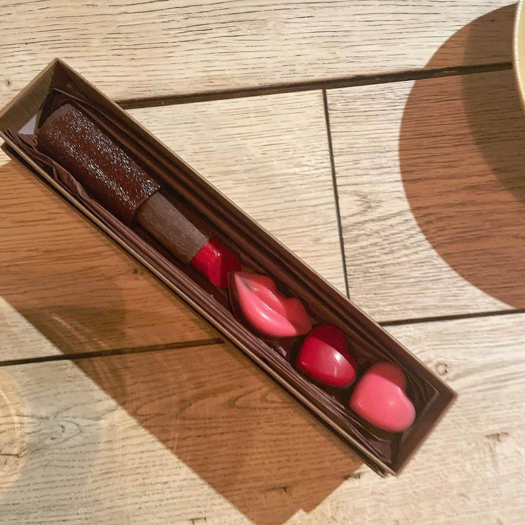 長井かおりさんのインスタグラム写真 - (長井かおりInstagram)「可愛くて食べれないよぉ🍫💄💋  と言っていたけど、 とうとう食べました🥹  #ジャンポールエヴァン #リップチョコ #ありがとうございます ♡」5月15日 22時20分 - kaorimake