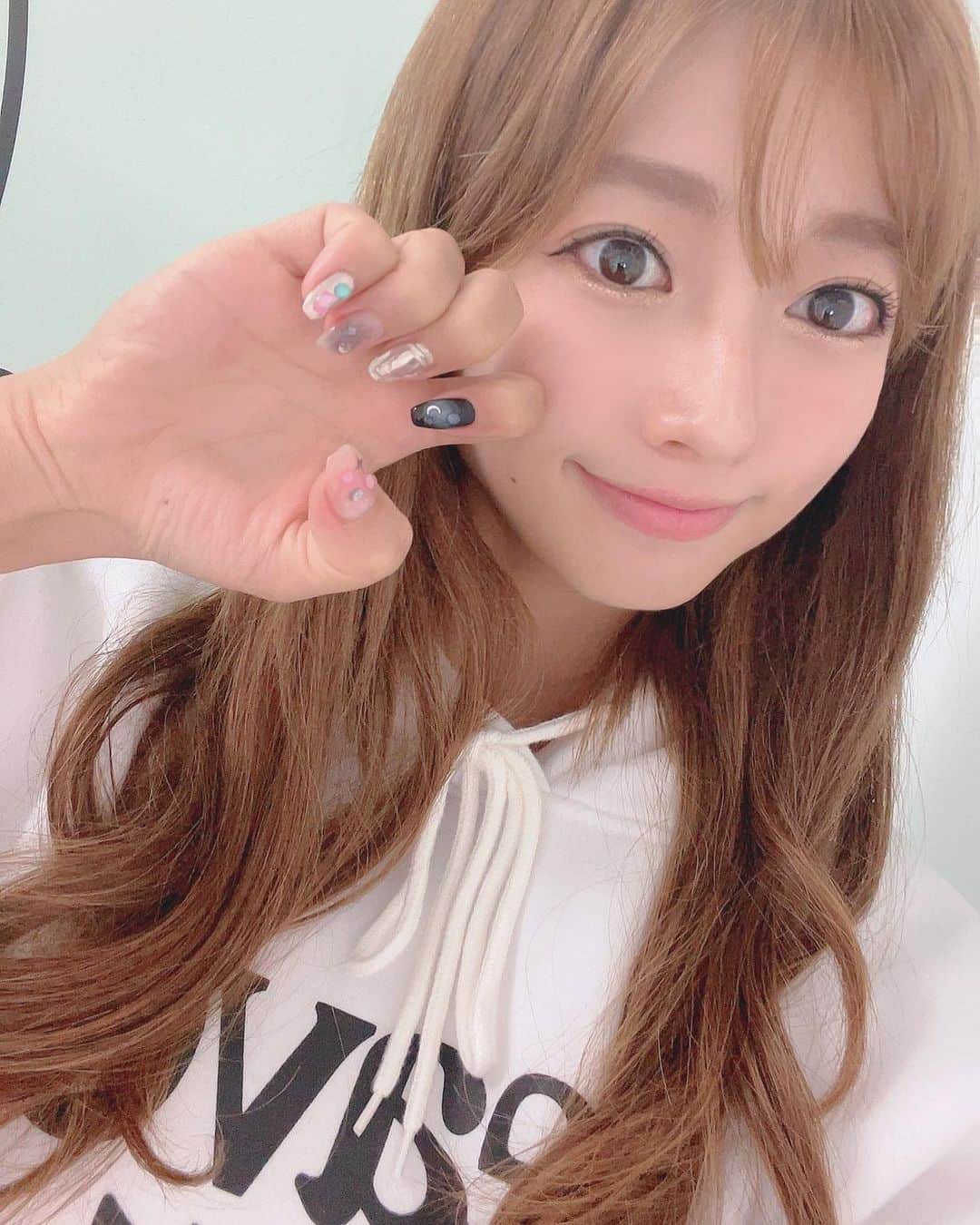 大貫彩香さんのインスタグラム写真 - (大貫彩香Instagram)「new nail✦︎  今日ネイルする日で💅 ずっとわくわくしてた☺️ 毎回デザイン考えるのが楽しい✨ 今回のもお気に入り❤︎  レースクイーンとラウンドガールが年間通してのお仕事で衣装も決まっているので似合うといいなといつも思ってます！ 今回はかっこいい感じ😎✦︎ 衣装と同じ黒を入れてみたよ🖤」5月15日 22時21分 - sayaka_oonuki